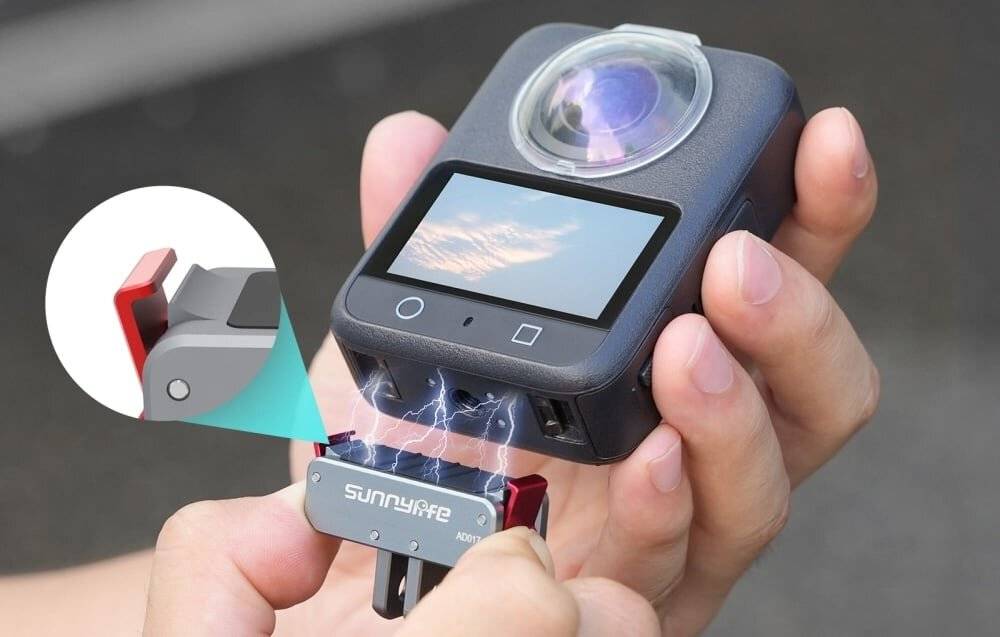 Marineblaues iPhone-Schutzhülle mit geprägtem Muster und vergoldetem Kameraausschnitt, auf der Rückseite ein „Guess