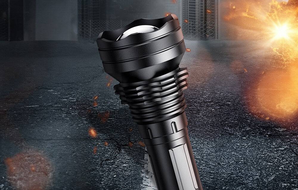 Eine Smartphone-Hülle mit drei Kameraaussparungen und einem zweifarbigen Schwarz- und Marineblau-Design, mit einem kleinen Emblem mit farbigen Streifen.