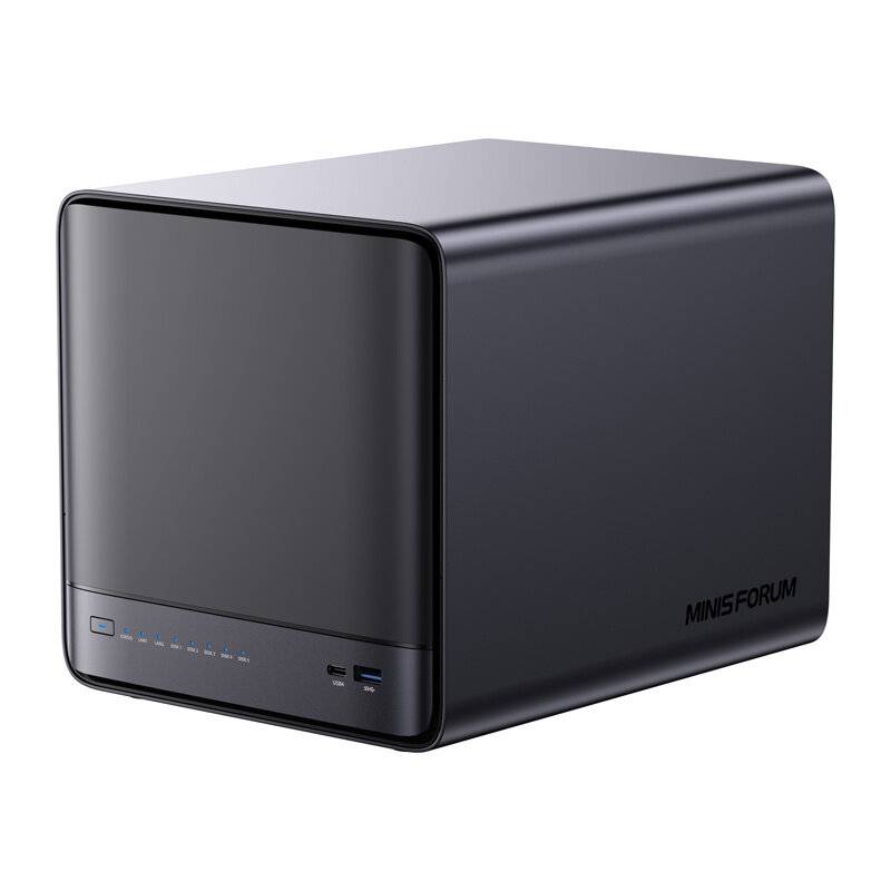 Eine Person läuft auf einem Laufband und trägt Sportkleidung. Das Laufband hat ein digitales Display und ein Sicherheitsseil.