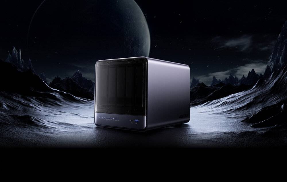 Ein schlankes, metallisches Speichergerät wird in einer futuristischen Umgebung mit digitalen Landschaften und einem dunklen, sternenbesäten Hintergrund präsentiert.