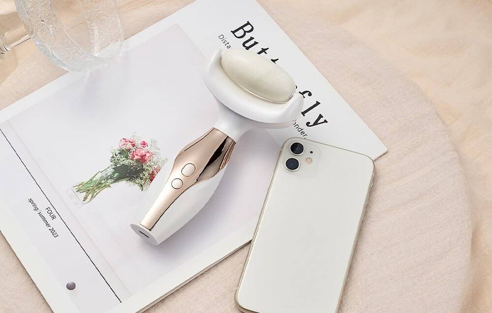 Eine Smartphone-Hülle mit einem gemusterten Design, das das Guess-Logo und ein kreisförmiges Motiv zeigt, entworfen für moderne Smartphones.