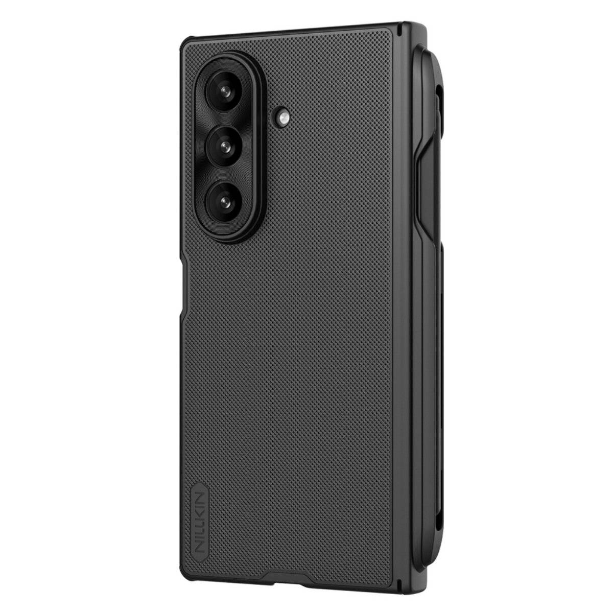Ein Smartphone mit klappbarem Design zeigt ein schwarzes strukturiertes Schutzgehäuse mit drei vertikal ausgerichteten hinteren Kameraobjektiven.