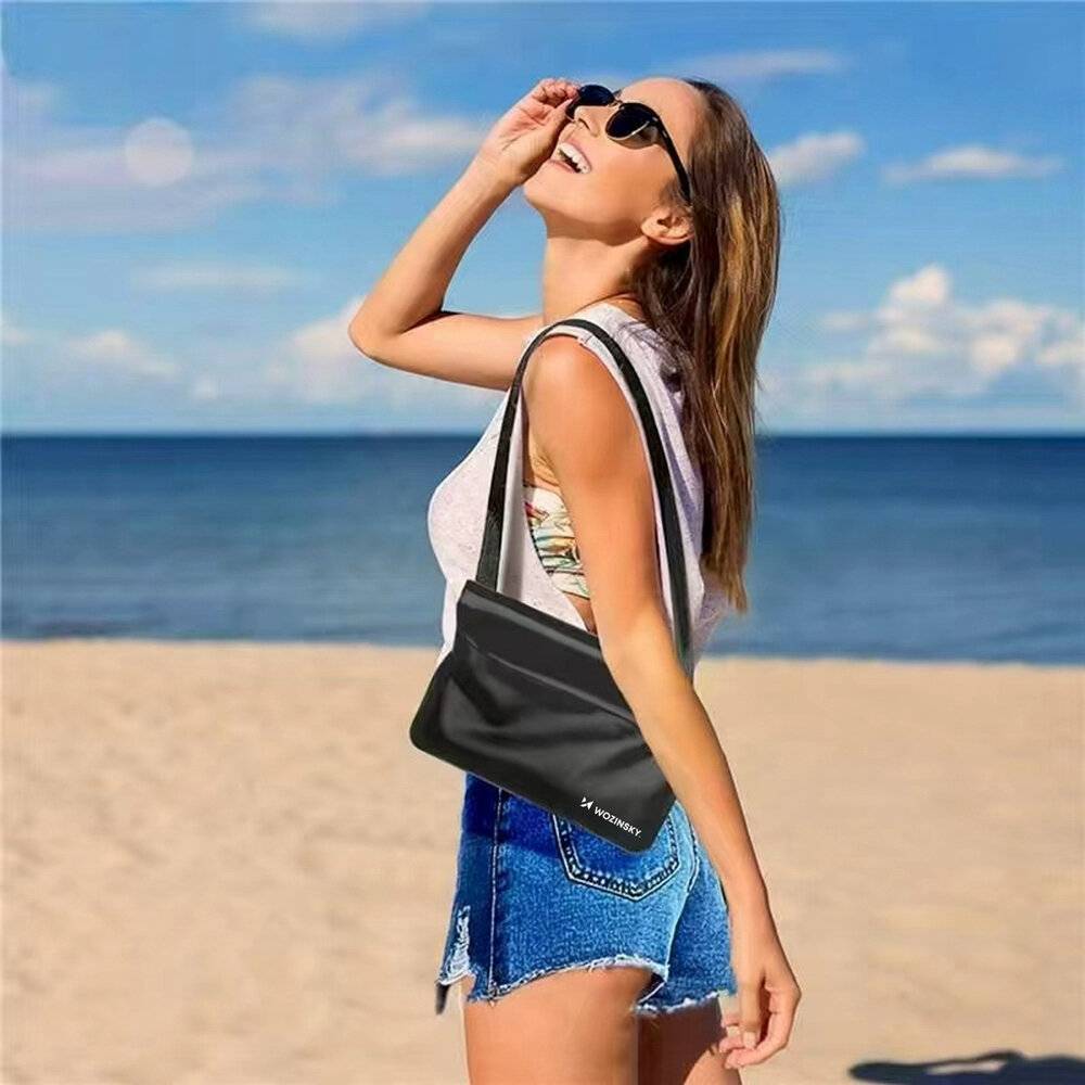 Ein kompakter GMKtec Mini-PC mit strukturierter Oberfläche und Lüftungslöchern, mit zwei blauen USB-Anschlüssen und einem grünen Netzschalter auf der Vorderseite.