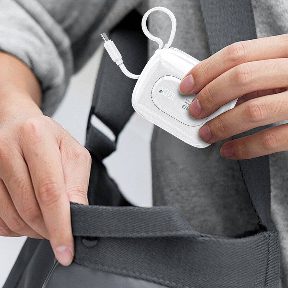 Ein silberner Metallständer mit einer kreisförmigen Aussparung mit der Aufschrift „JOYROOM