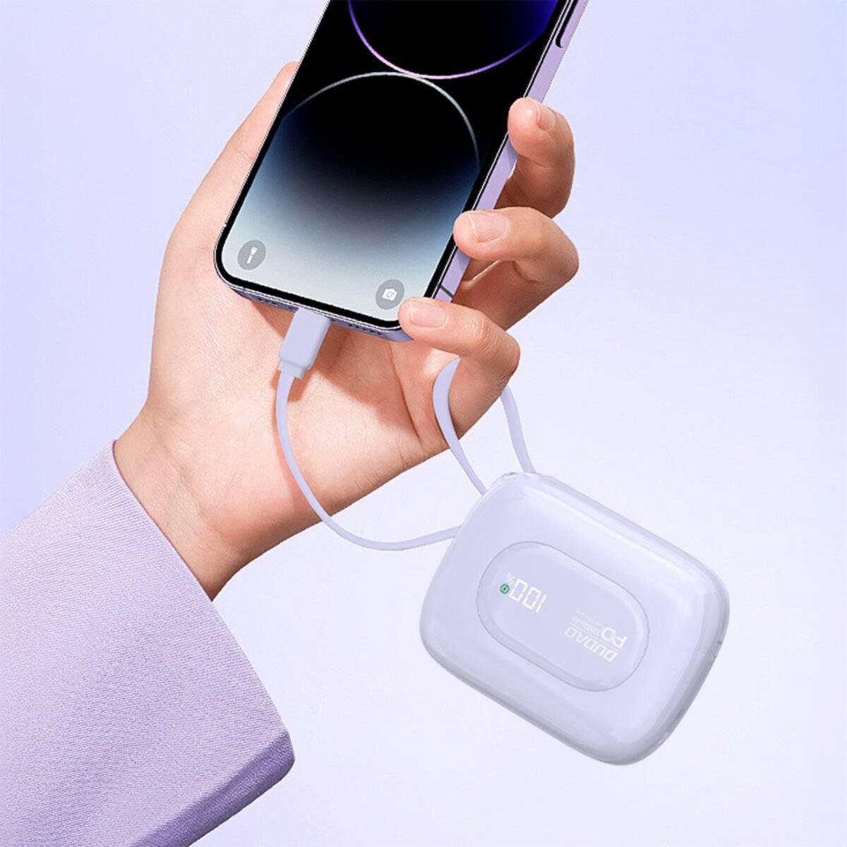 Eine Person, die ein Smartphone hält, das mit einer tragbaren Powerbank verbunden ist und den Ladestatus anzeigt, wodurch Komfort und Mobilität hervorgehoben werden.