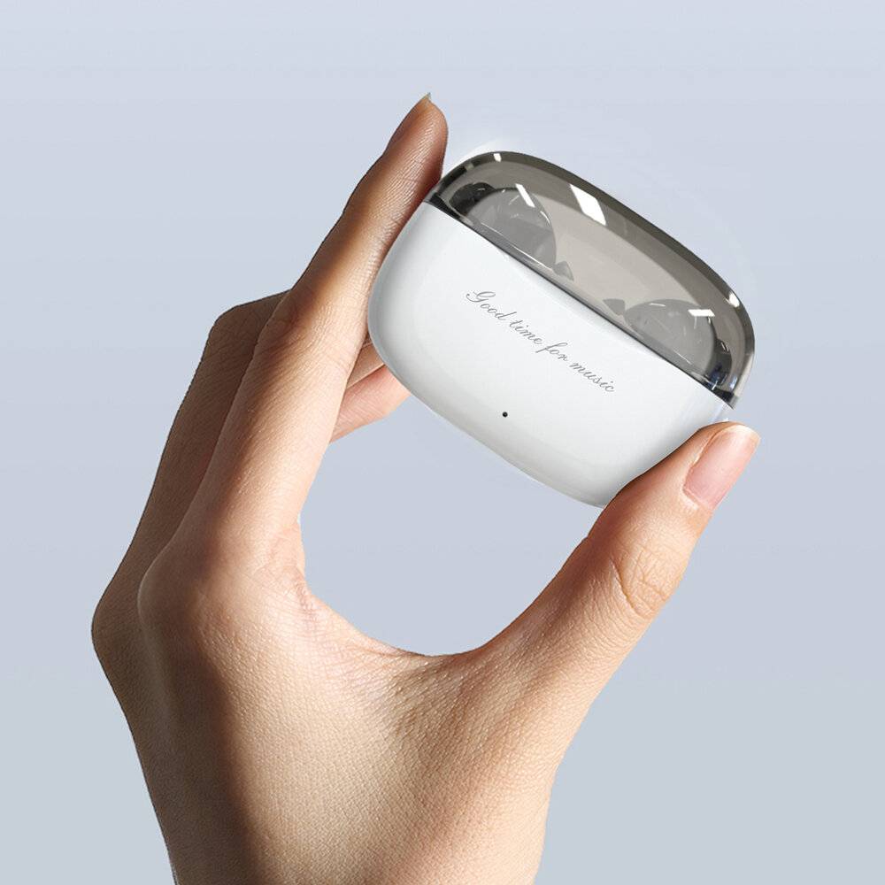 Ein weißes USB-Wandladegerät mit zwei USB-C-Anschlüssen und einem USB-A-Anschluss, gekennzeichnet mit „100W