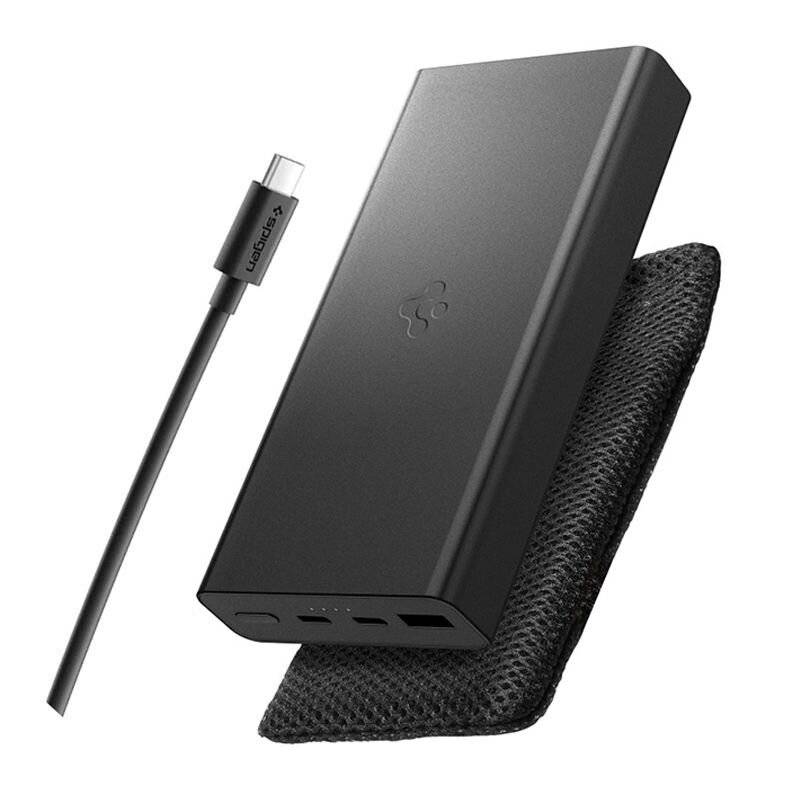 Eine schwarze tragbare Powerbank mit mehreren Anschlüssen und einem beiliegenden USB-C-Kabel, platziert auf einer strukturierten Tasche, die ihr elegantes Design zur Schau stellt.