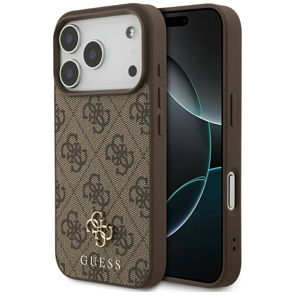 Ein braunes Smartphone-Etui mit einem Muster des Guess-Logos, mit Öffnungen für drei Kameraobjektive und dem Markennamen „GUESS