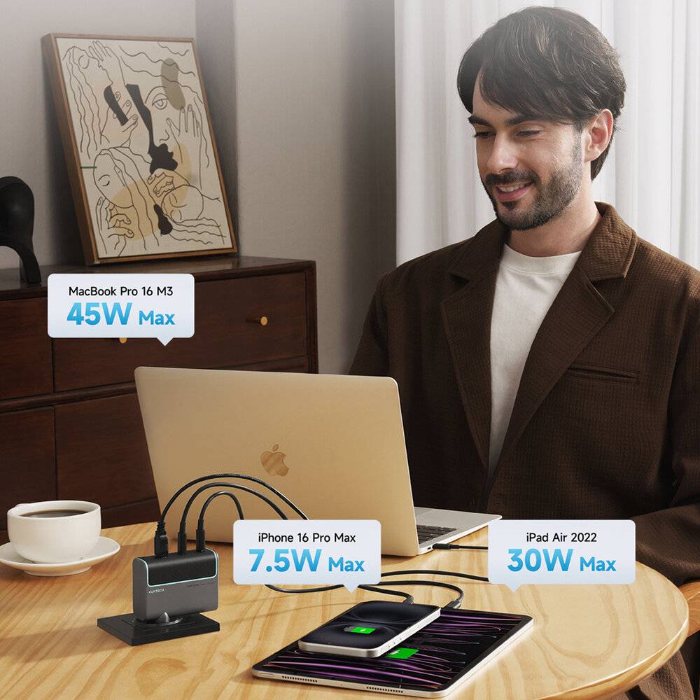 Ein Smartphone-Hülle mit einer strukturierten schwarzen Oberfläche, die BMW M Branding aufweist und einen diagonalen Streifen in Blau, Lila und Rot am unteren Ende zeigt.