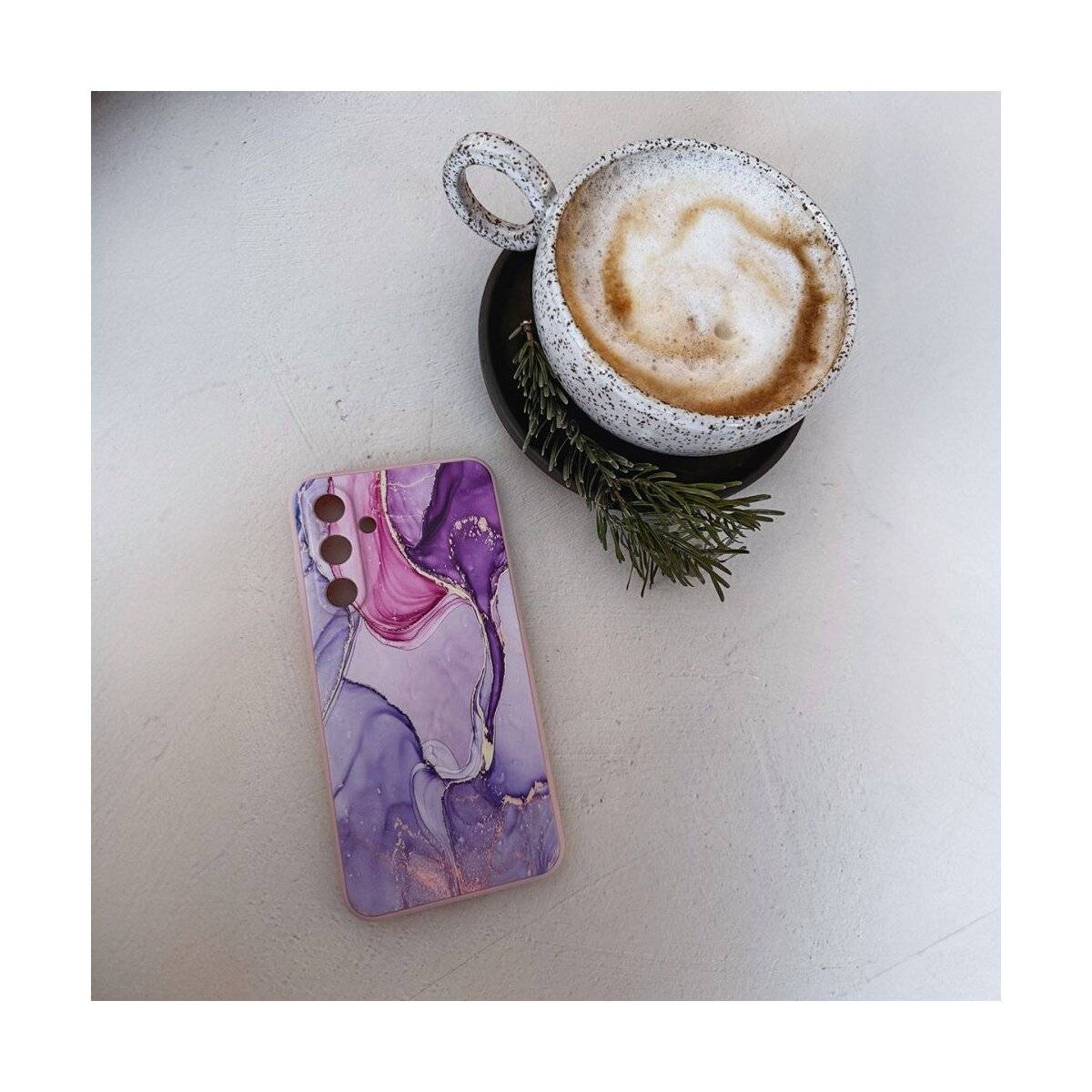 Eine Kaffeetasse mit schaumigem Latte Art sitzt auf einer Untertasse mit einem Rosmarinzweig. Daneben liegt ein Smartphone mit einem violetten abstrakten Etui.