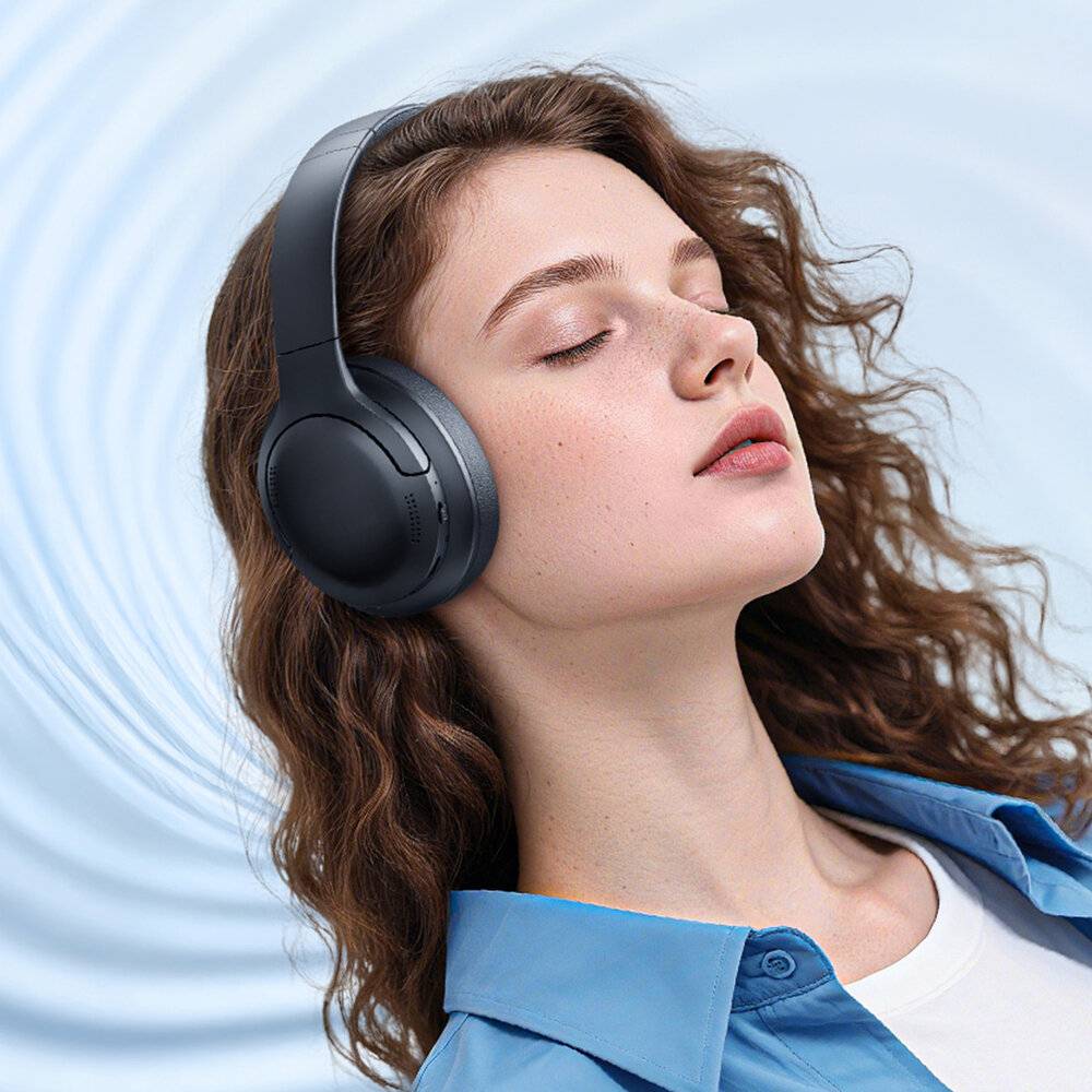 Eine Person, die Kopfhörer trägt und die Augen geschlossen hat, wirkt entspannt vor einem sanften, wirbelnden blauen Hintergrund.