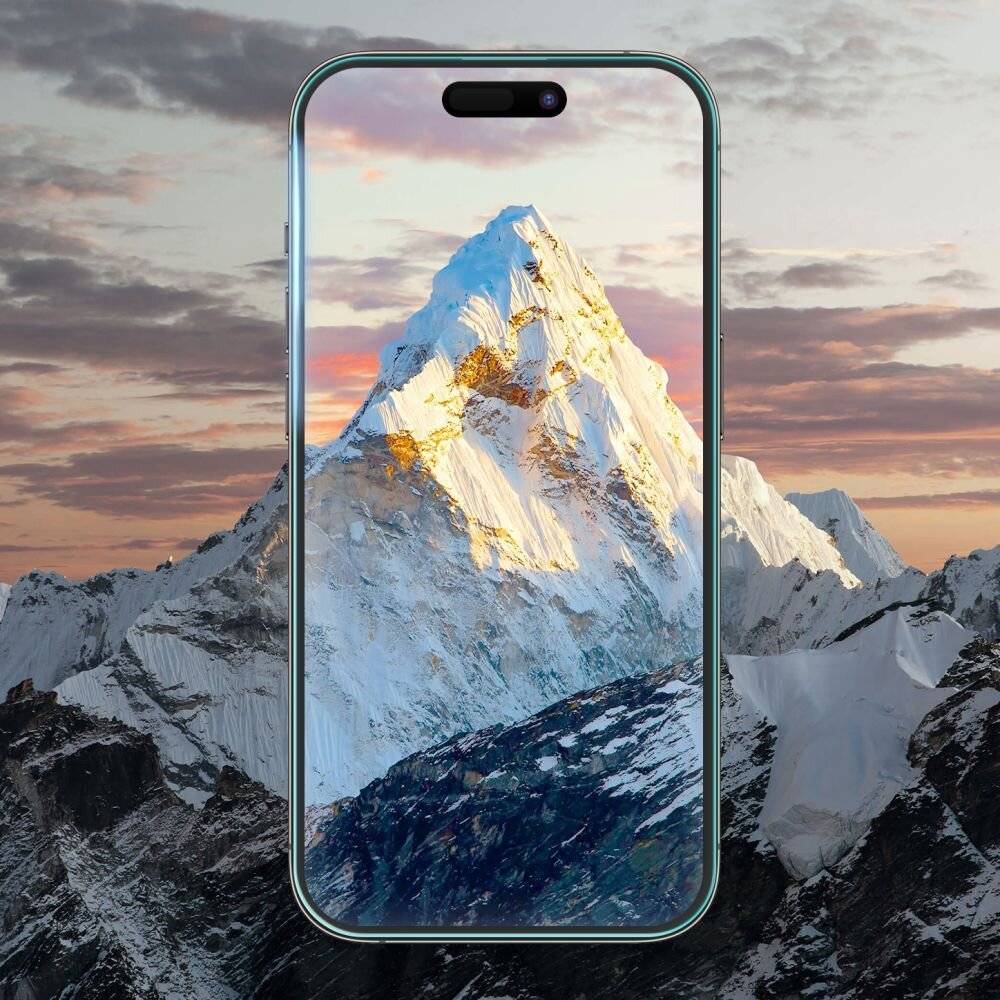 Ein Smartphone mit einem Bergpipfel als Hintergrundbild, das nahtlos in die umgebende schneebedeckte Berglandschaft übergeht.