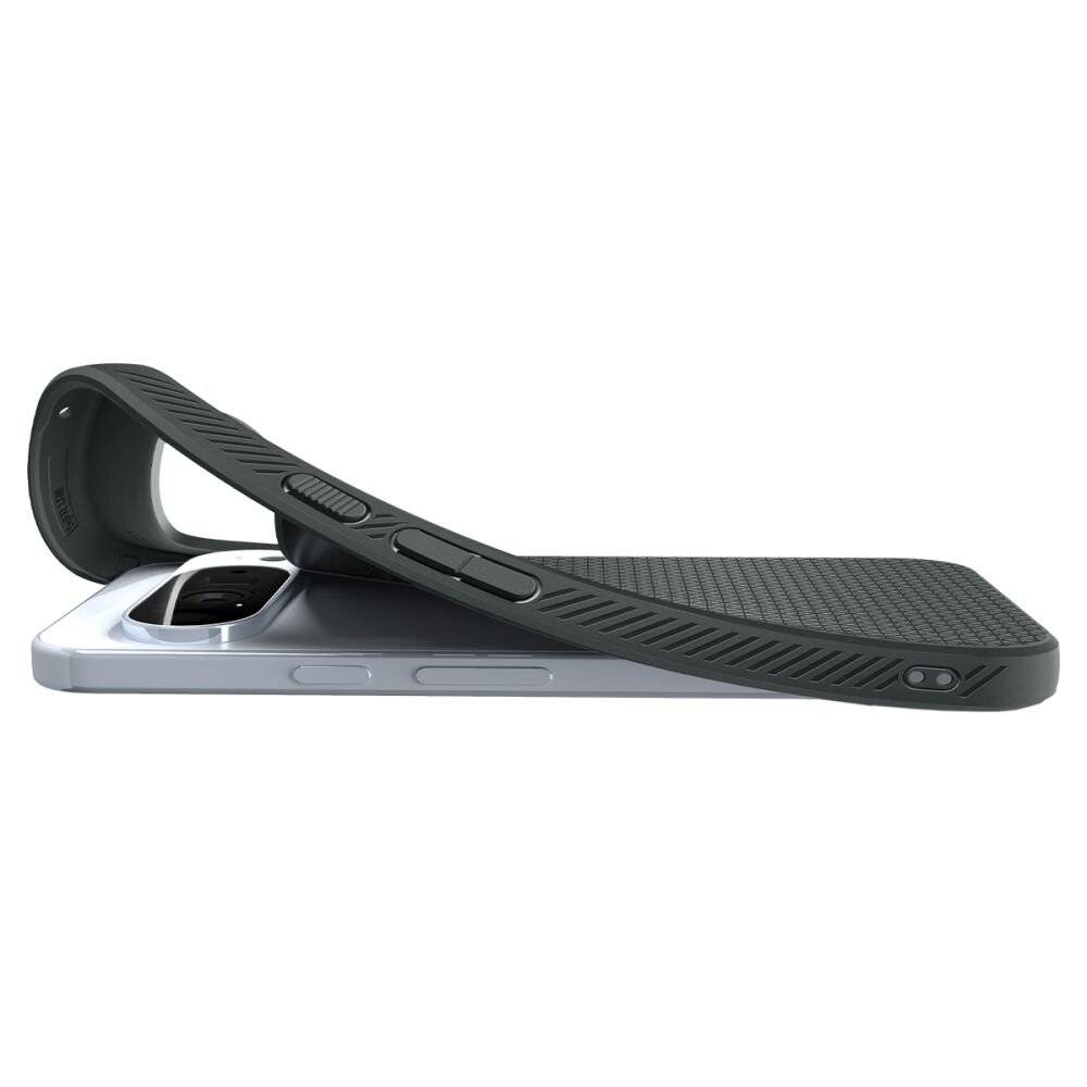 Ein Smartphone mit einer Dreifach-Linsen-Kamera in einer braunen Schutzhülle mit dem Logo „Guess