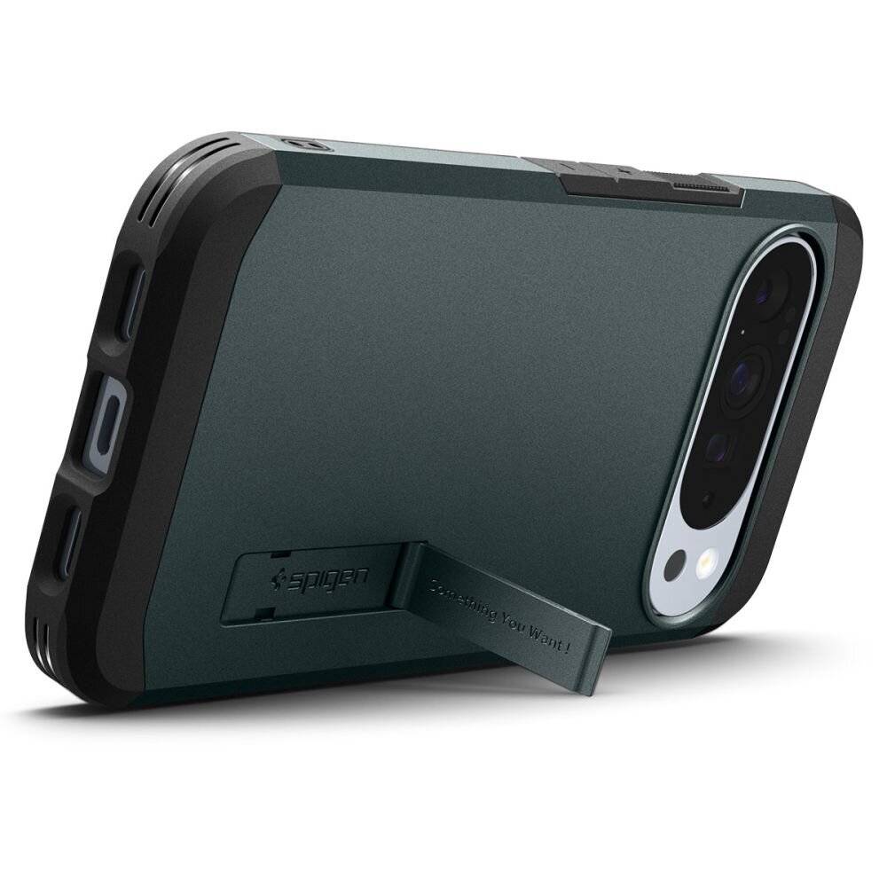 Ein Smartphone in einer robusten Schutzhülle mit integriertem Ständer hält das Gerät aufrecht. Die Hülle ist dunkel gefärbt und verfügt über präzise Aussparungen für Anschlüsse und Tasten.