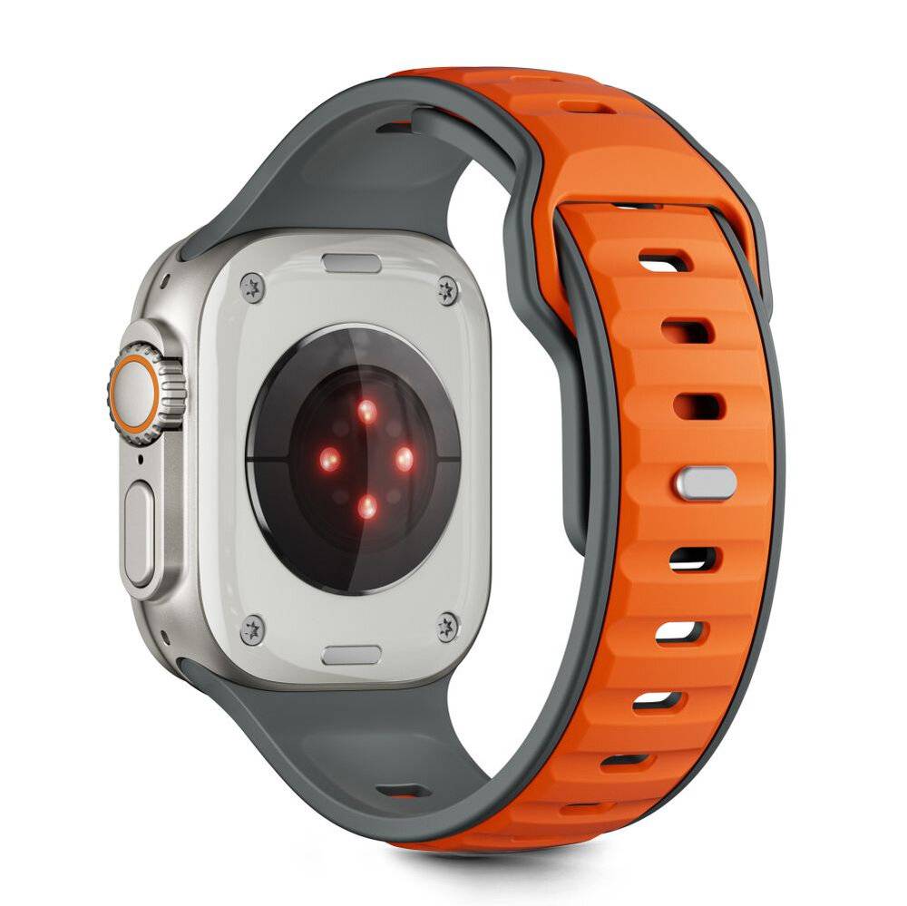 Eine Smartwatch mit einem orange und grau gestreiften Armband, die einen Sensor auf der Rückseite zeigt.