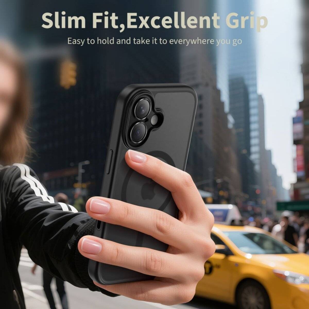 Eine Person, die ein Smartphone in Richtung Kamera in einer belebten Stadtstraße ausstreckt, wobei das schlanke Design und der Griff des Telefons betont werden.