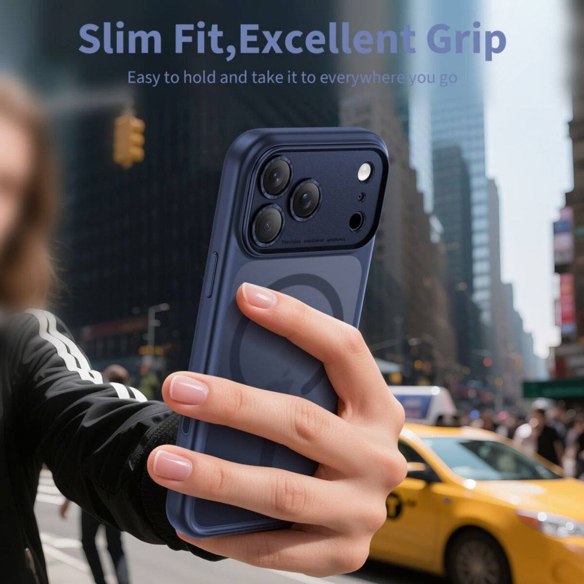 Eine Hand hält ein Smartphone in einer Stadtumgebung. Der Text lautet „Slim Fit, Excellent Grip