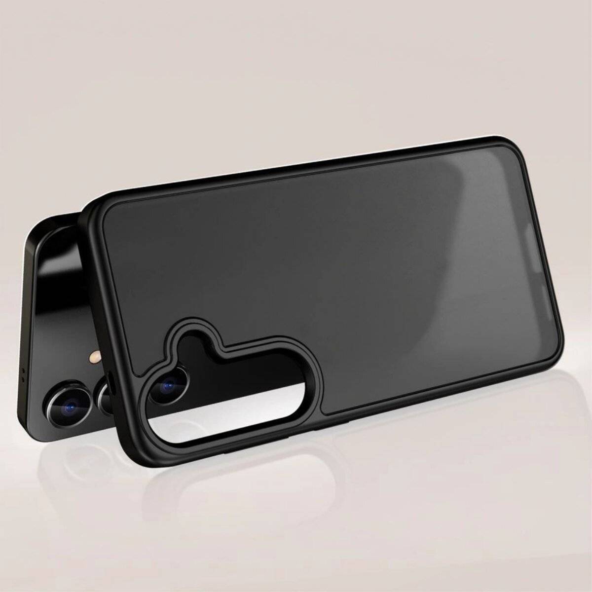 Ein elegantes schwarzes Smartphone-Case, das auf einer reflektierenden Oberfläche liegt und sein minimalistisches Design sowie seinen doppelten Kamera-Ausschnitt zur Schau stellt.