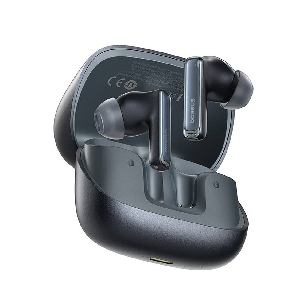 Eine weiße Perlenketten-Umhängeschnur mit einer goldenen Schnalle und einem rechteckigen beigen Anhänger mit dem in Prägung angebrachten Wort „Coach