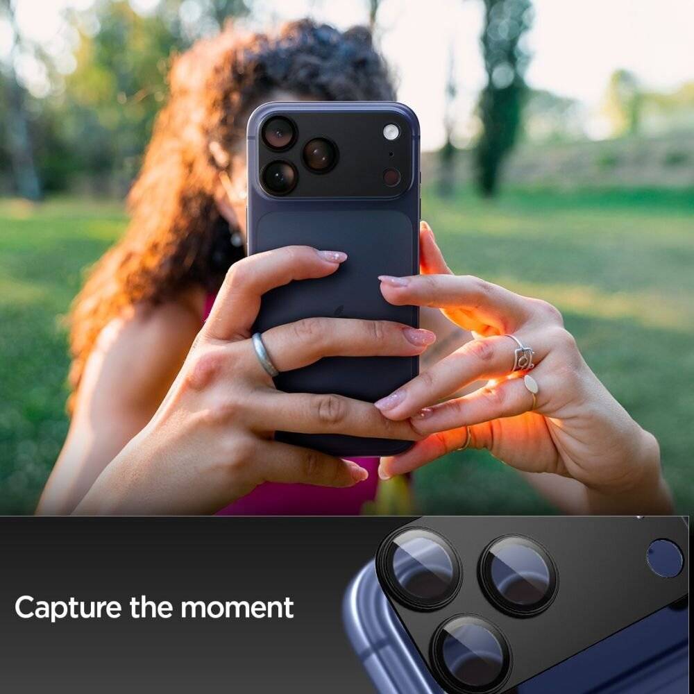 Eine Person hält ein Smartphone im Freien in der Hand, umrahmt von einem unscharfen natürlichen Hintergrund, mit dem Text „Den Moment festhalten