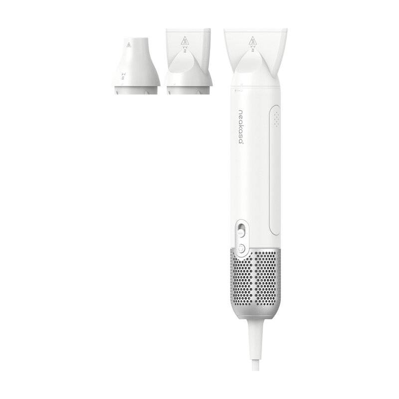 Ein weißer Föhn mit elegante Ausführung wird gezeigt, der eine abnehmbare Düse und zwei zusätzliche Aufsätze für vielseitige Stylingmöglichkeiten bietet.