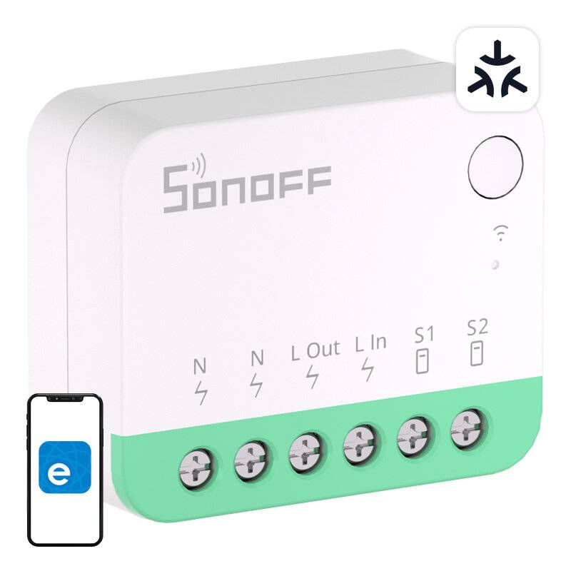 Ein weißer Sonoff Smart-Schalter mit Anschlussklemmen und Wi-Fi-Taste, die die Kompatibilität mit einer Smartphone-App zur Steuerung anzeigt.