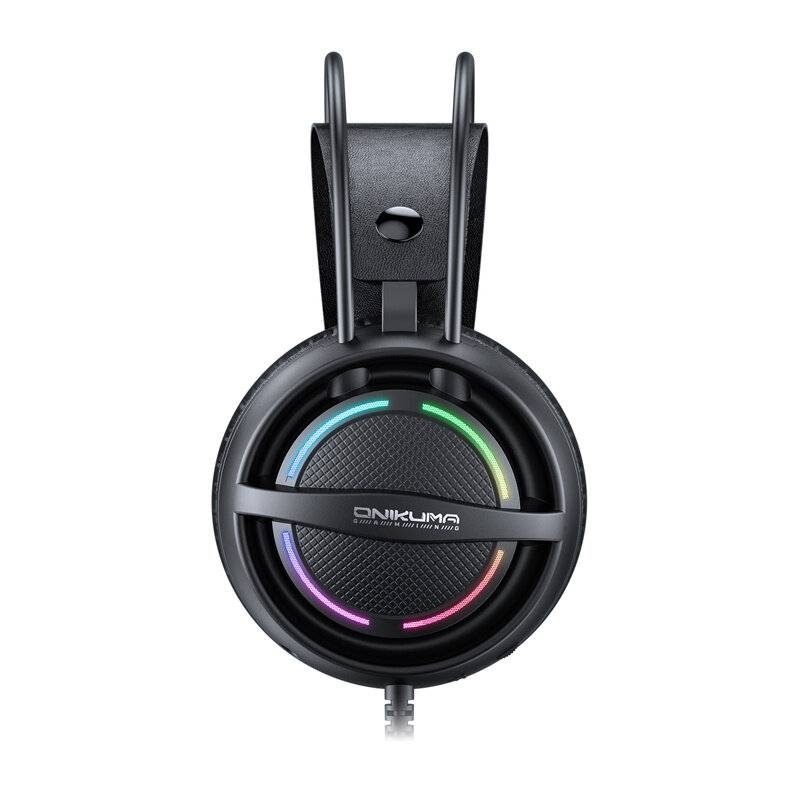 Gaming-Headset mit schwarzem Design, mit regenbogenfarbigen LED-Lichtern an den Ohrmuscheln. Der Markenname „ONIKUMA