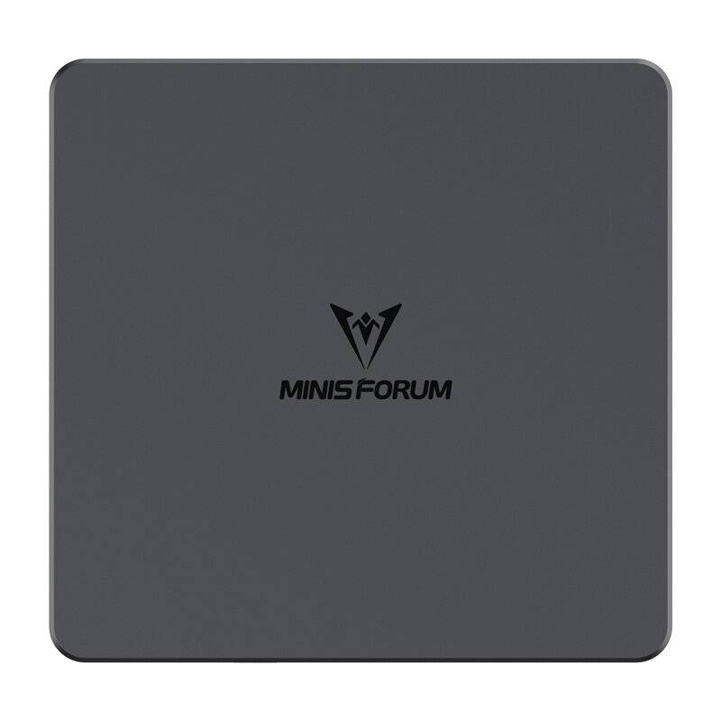 Ein grauer Minisforum-Computergehäuse, quadratisch geformt, mit einem Logo und Namen in der Mitte oben.