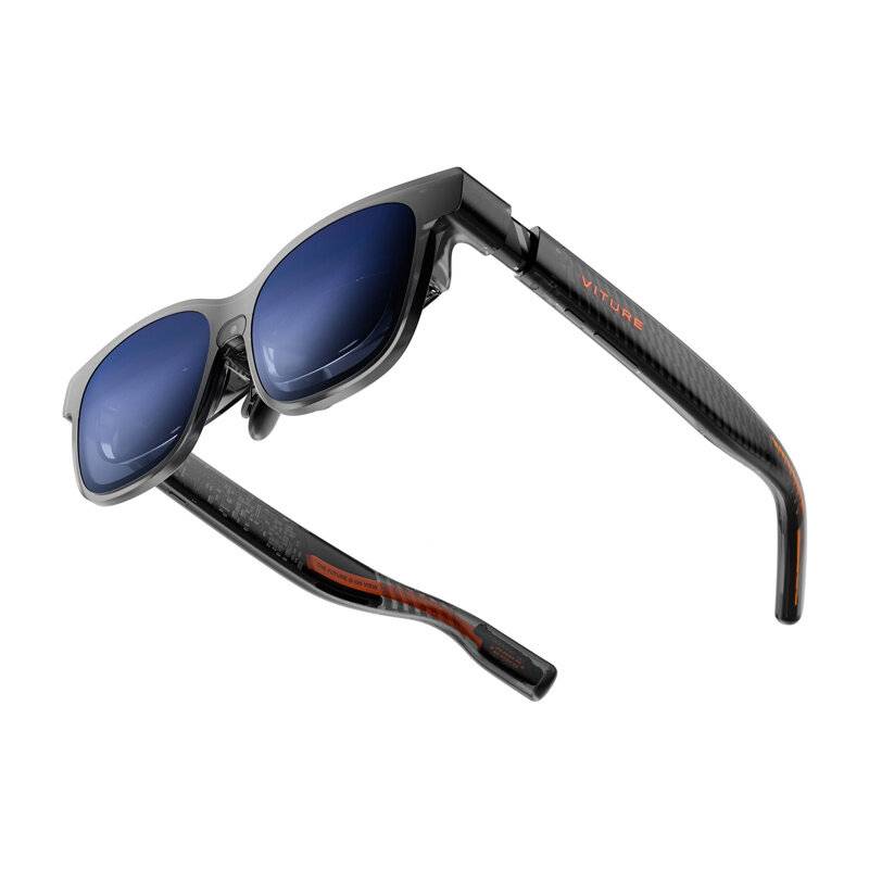 Schwarze Sonnenbrille mit dunkelblauem Glas und orangefarbenen Akzenten an den Bügeln, mit schlankem, modernem Design.