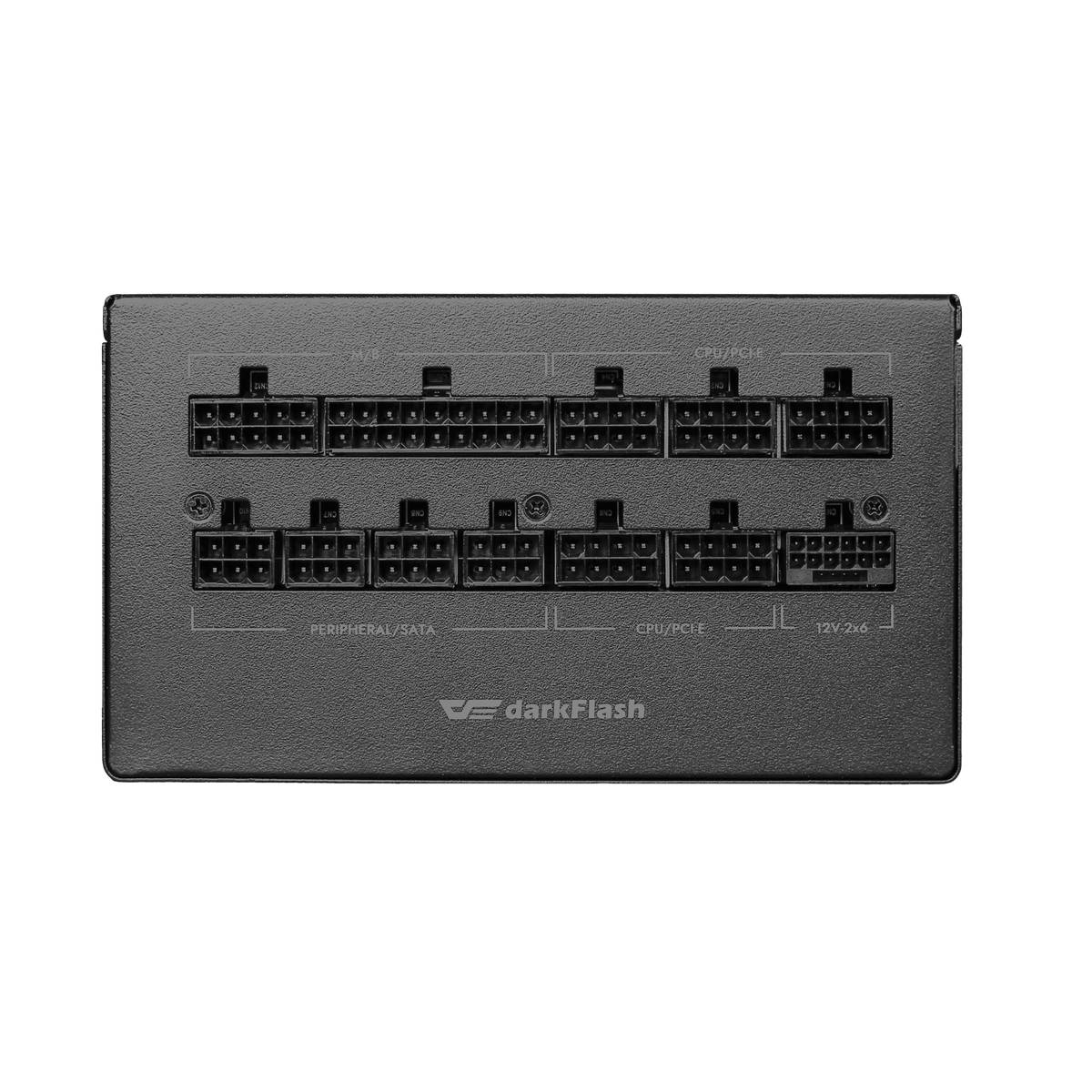 Eine Mutter und Tochter lächeln, während sie in einer Küche backen. Die Arbeitsplatte ist mit Mehl und Zutaten bedeckt und schafft eine warme, freudige Szene.