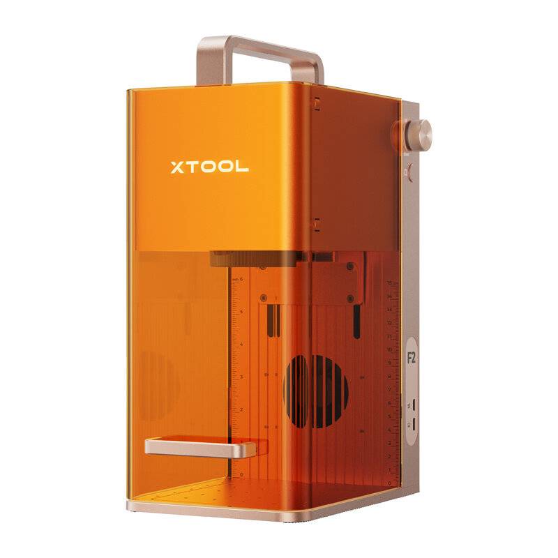 »XTOOL« tragbarer Lasergravierer in orangem Gehäuse mit Griff, der ein kompaktes Design für präzises Handwerk und Gravur zeigt.