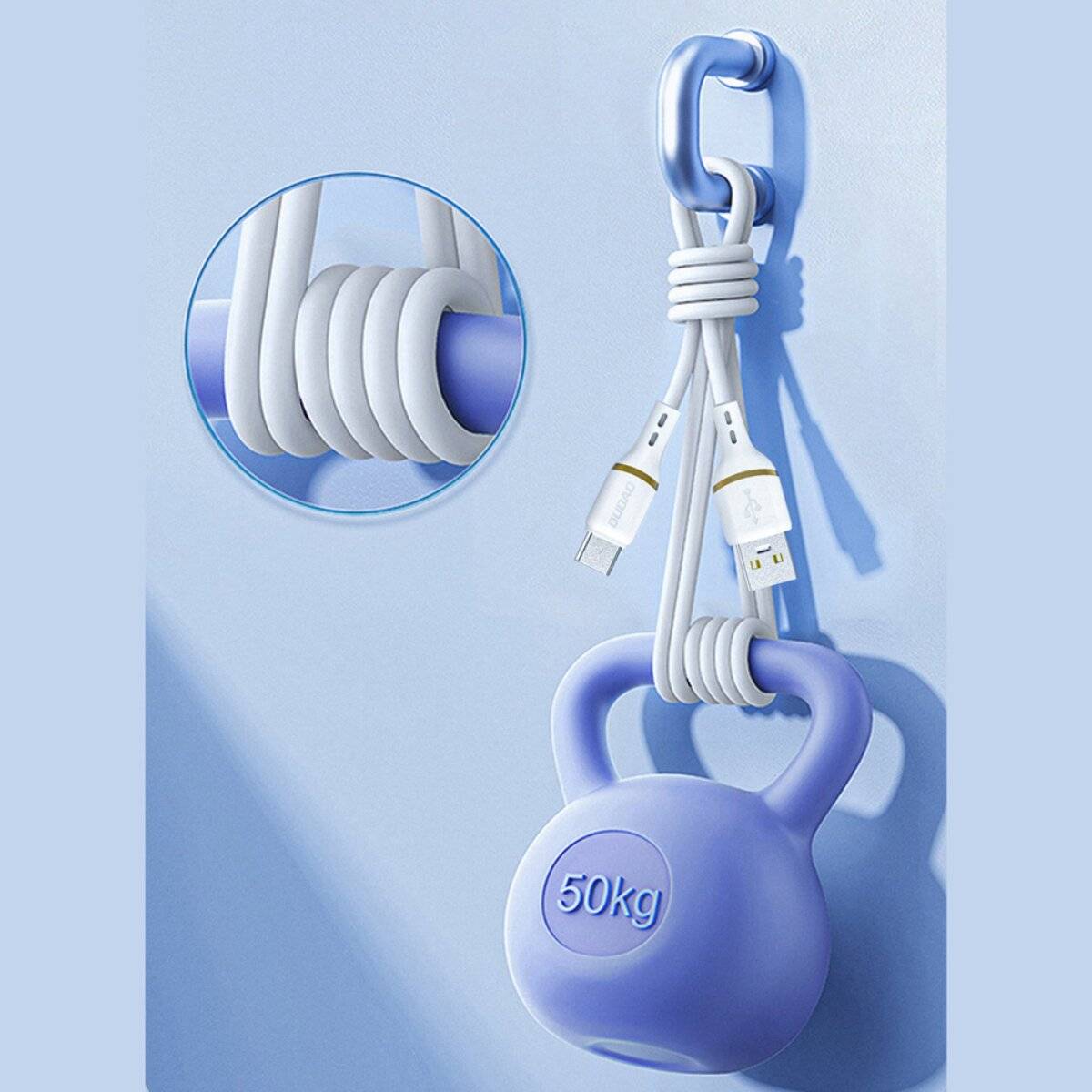 Ein USB-Kabel hält einen 50-kg-Kettlebell sicher an einem Haken aufgehängt und zeigt damit die Stärke und Haltbarkeit des Kabels.