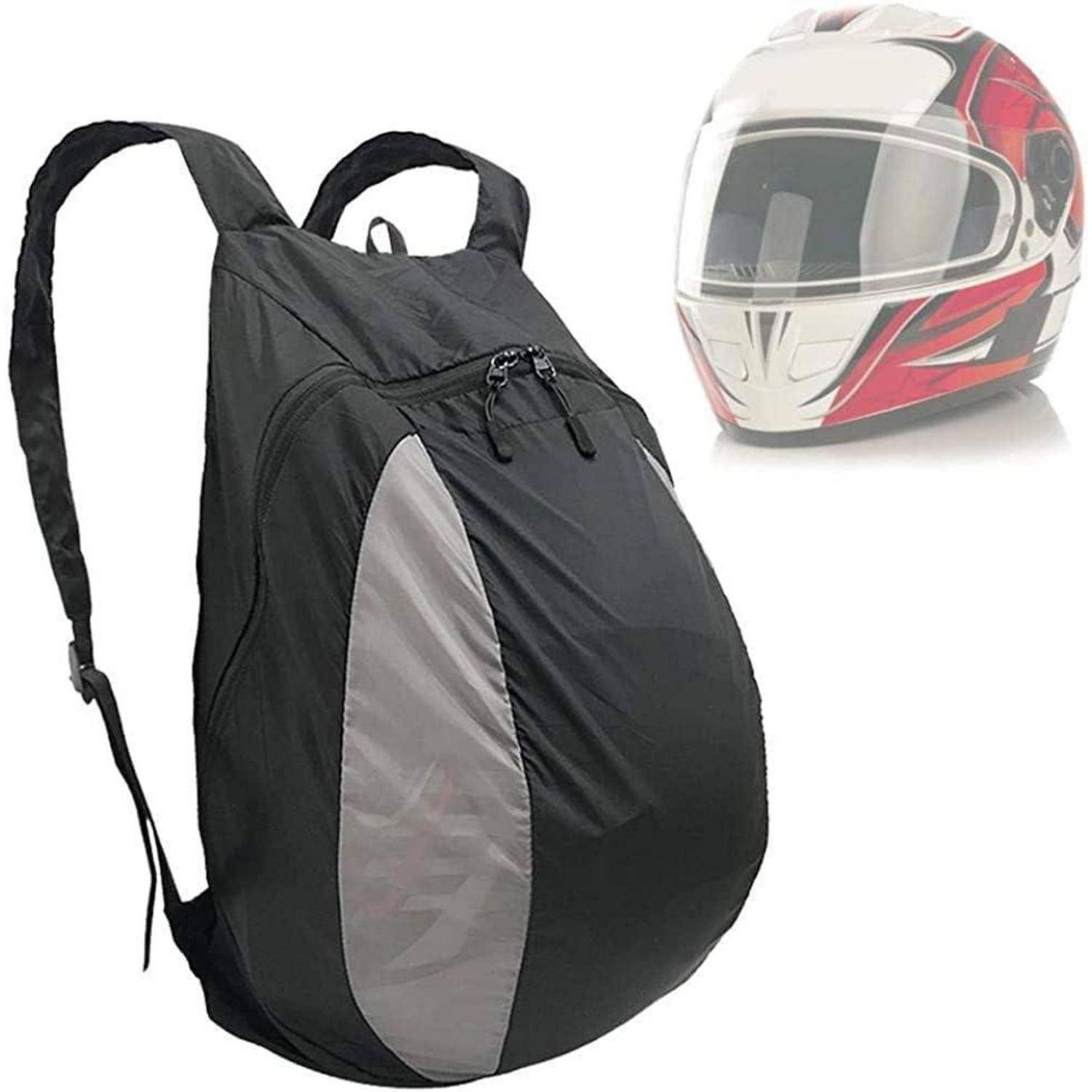 Ein robuster schwarzer Rucksack mit einem großen Reißverschlussfach neben einem rot-weißen Motorradhelm, das wesentliche Reisegepäck zur Schau stellend.