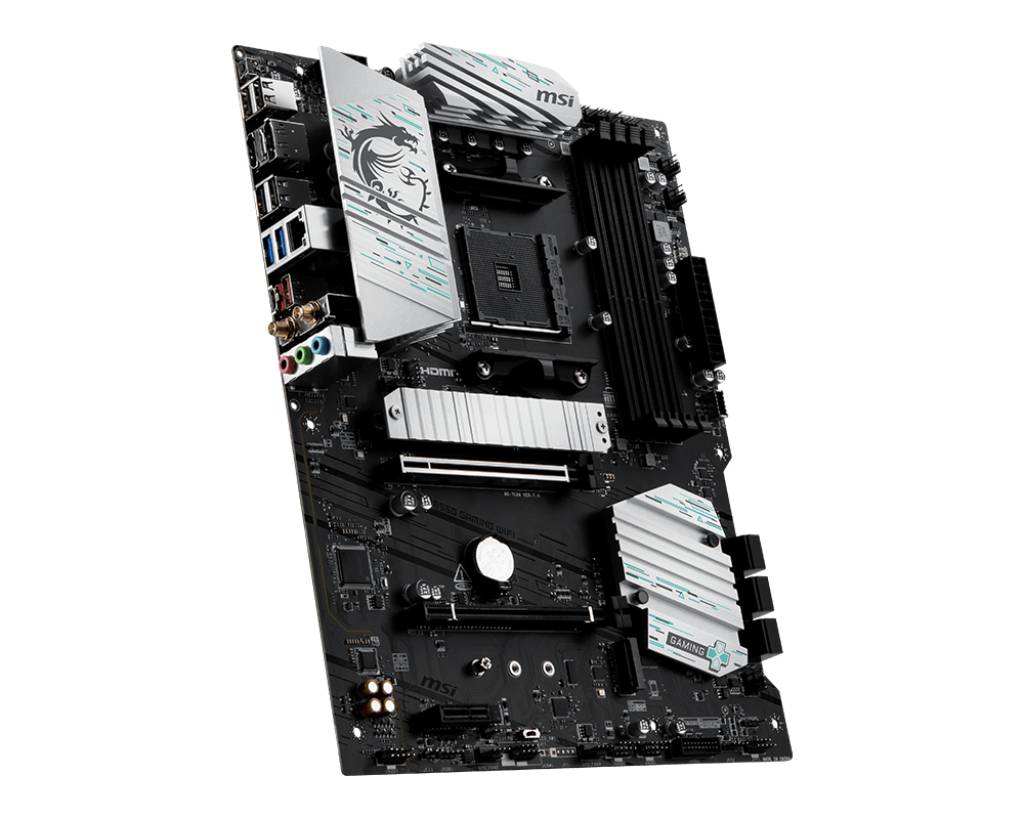 MSI ATX Motherboard unter einem Winkel auf schwarzem Hintergrund dargestellt, mit sichtbarem CPU-Sockel, RAM-Slots, PCIe-Slots und silbernen Kühlkörpern.