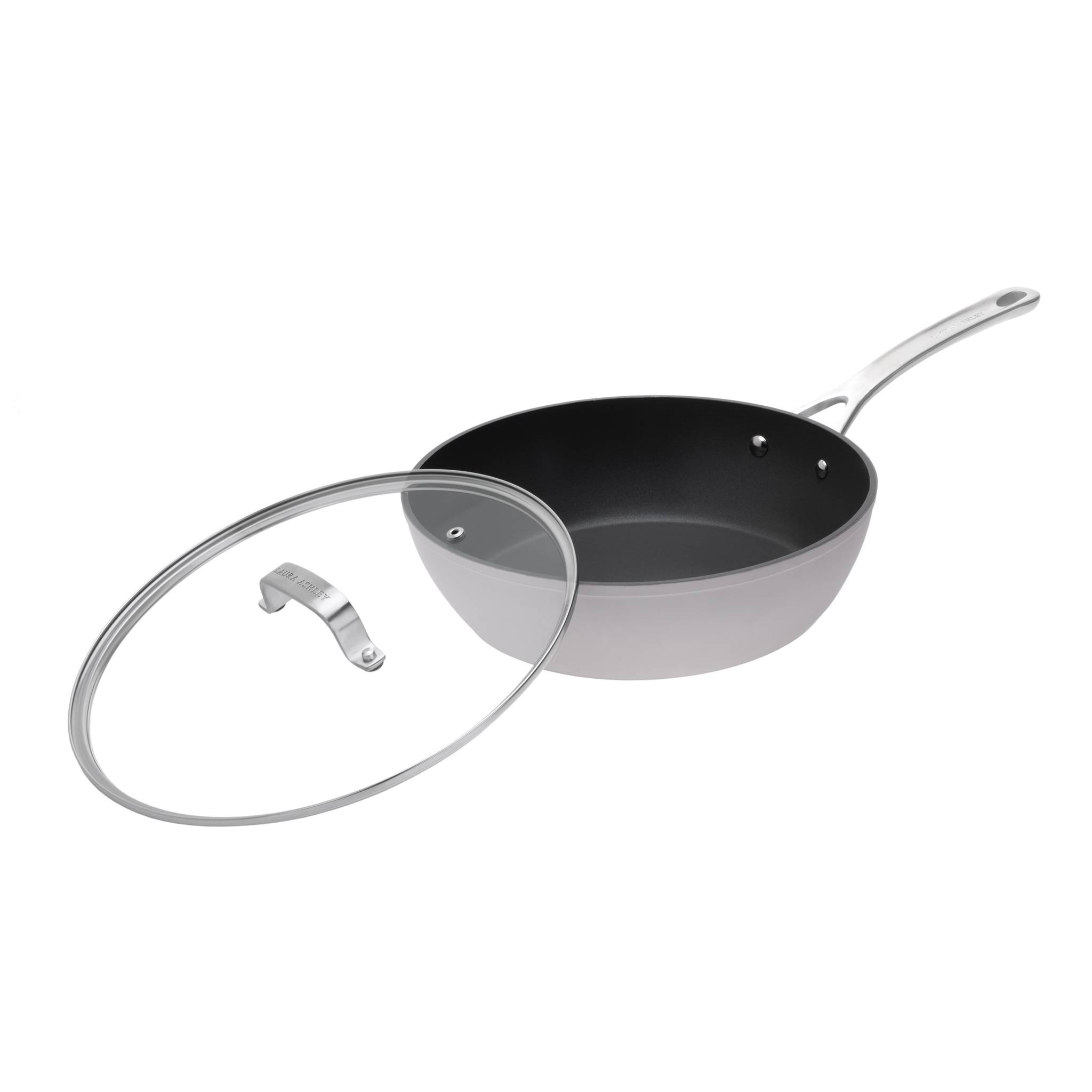 Eine graue, antihaftbeschichtete Pfanne mit Glassdeckel, mit langem metallischem Griff, auf weißem Hintergrund positioniert.