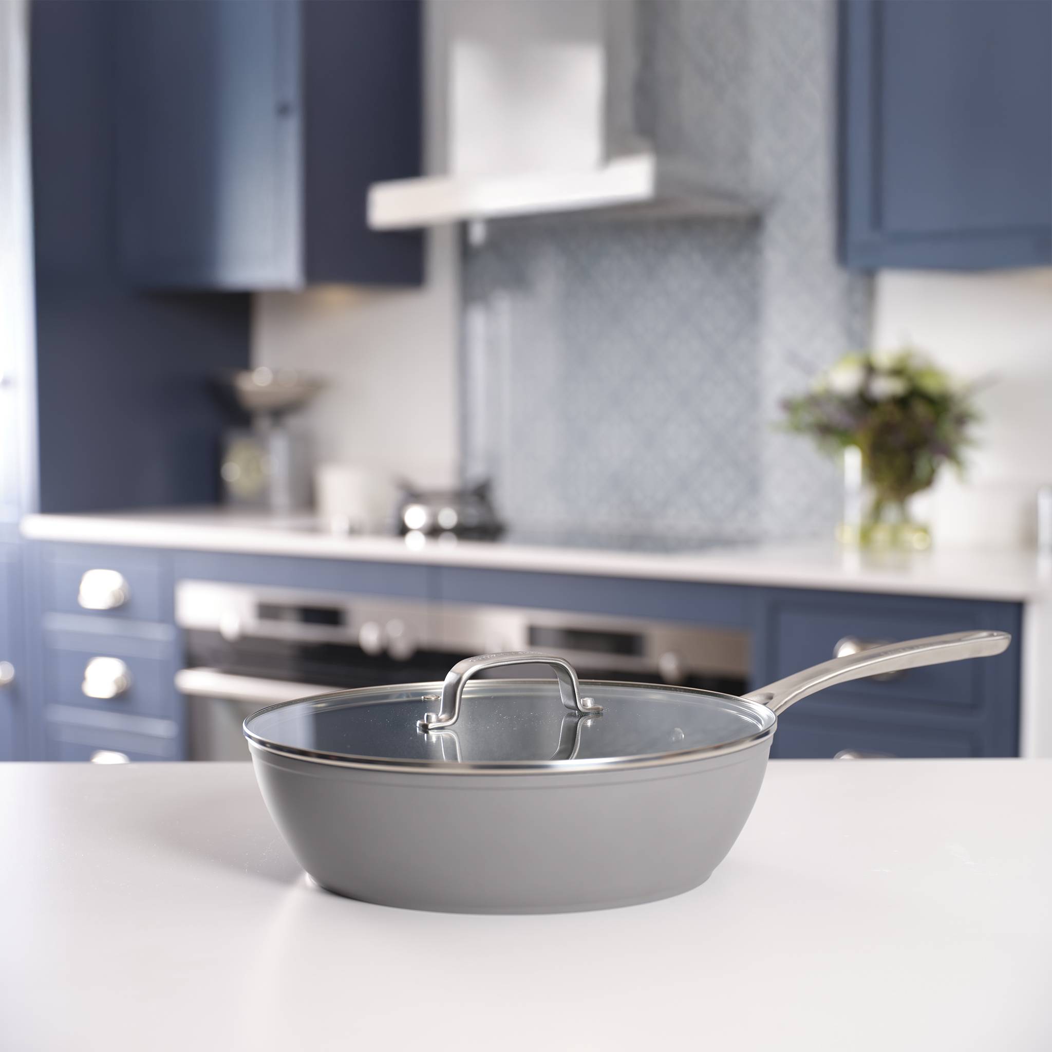 Laura Ashley - 28 cm Bratpfanne – Antihaftbeschichtete Aluminiumpfanne, induktionsgeeignet, Soft-Touch-Griff, Dark Dove Grey (Pendeford)