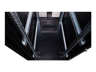 Ein leeres Serverrack-Inneres mit Metallschienen und einer schwarzen Basis, bereit für die Hardwareinstallation.