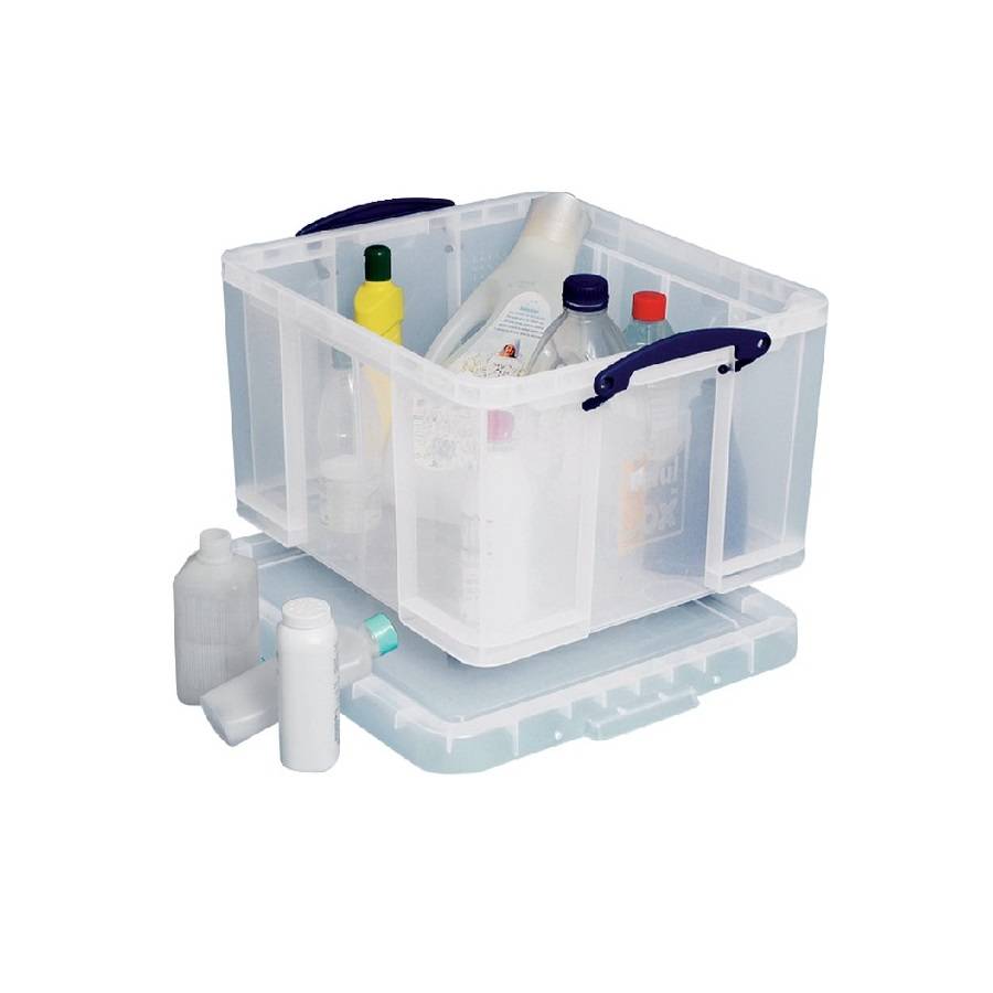 Eine klare Kunststoff-Aufbewahrungsbox mit blauen Griffen, gefüllt mit verschiedenen Reinigungsflaschen und Behältern. Zusätzliche Flaschen sind außerhalb platziert.