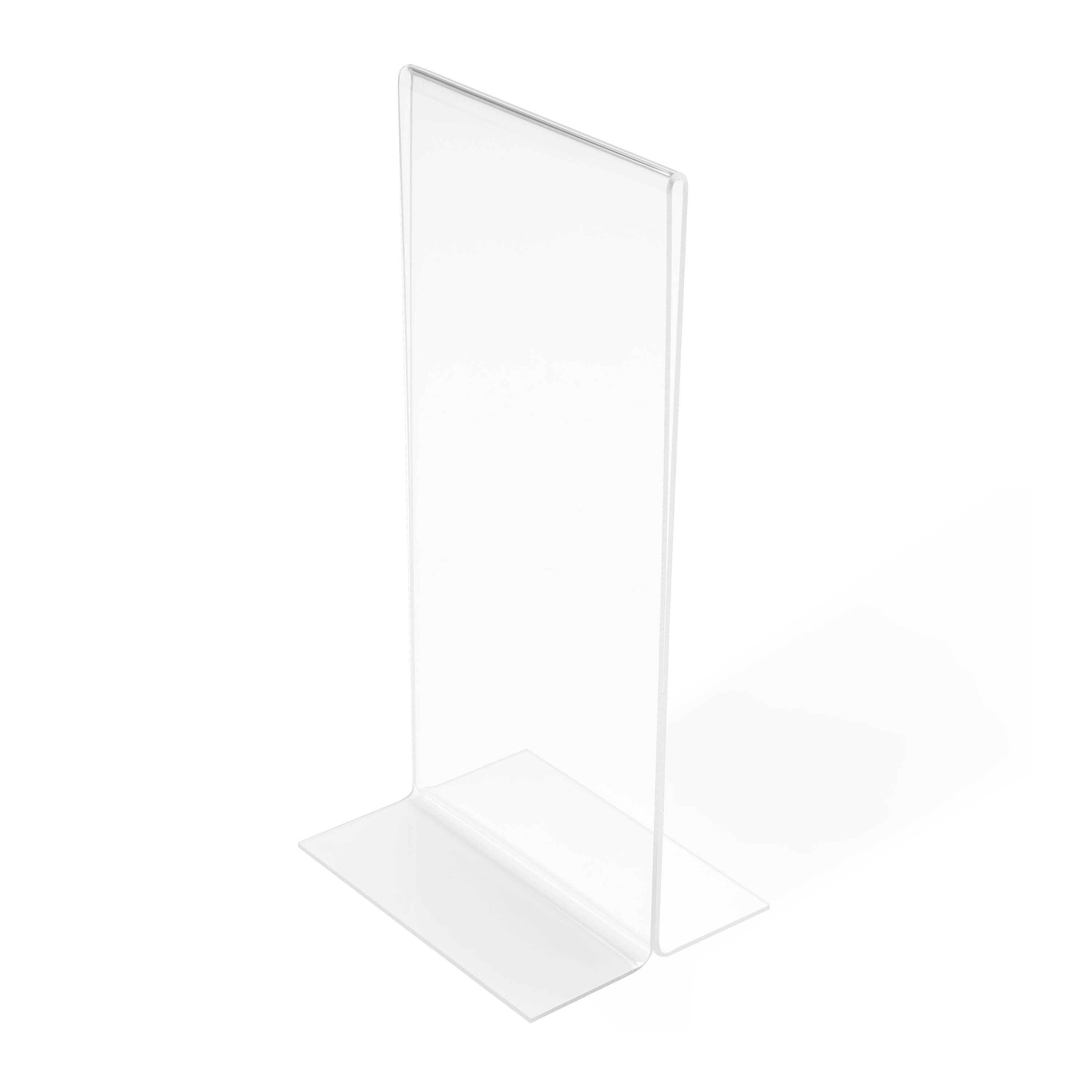 Ein durchsichtiger, aufrechter Acryl-Schildhalter mit geneigter Basis steht vor einem dunklen Hintergrund.