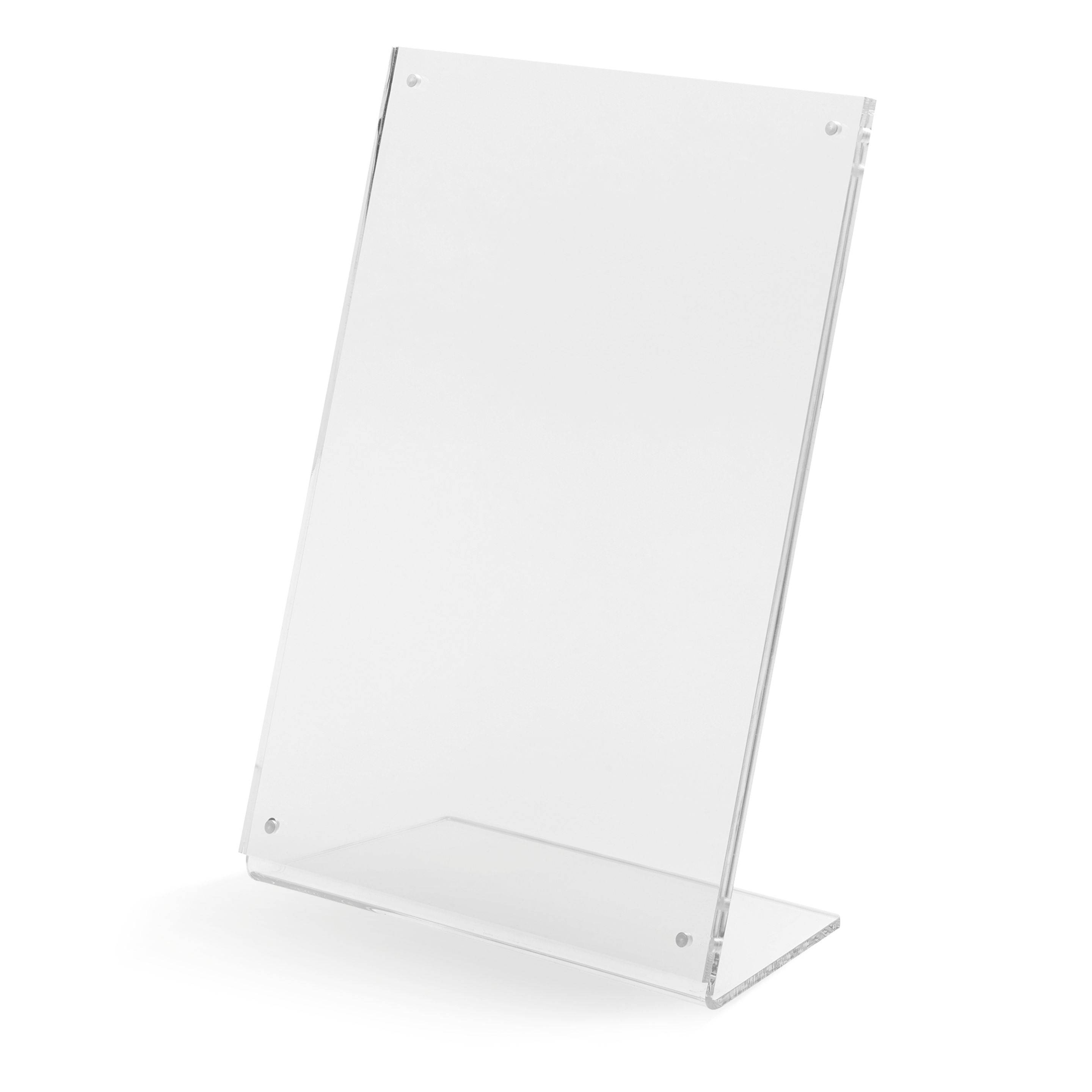 Ein klarer, vertikaler Acryl-Aufsteller mit geneigter Basis, entworfen zum Anzeigen von Informationsblättern oder Werbematerialien.