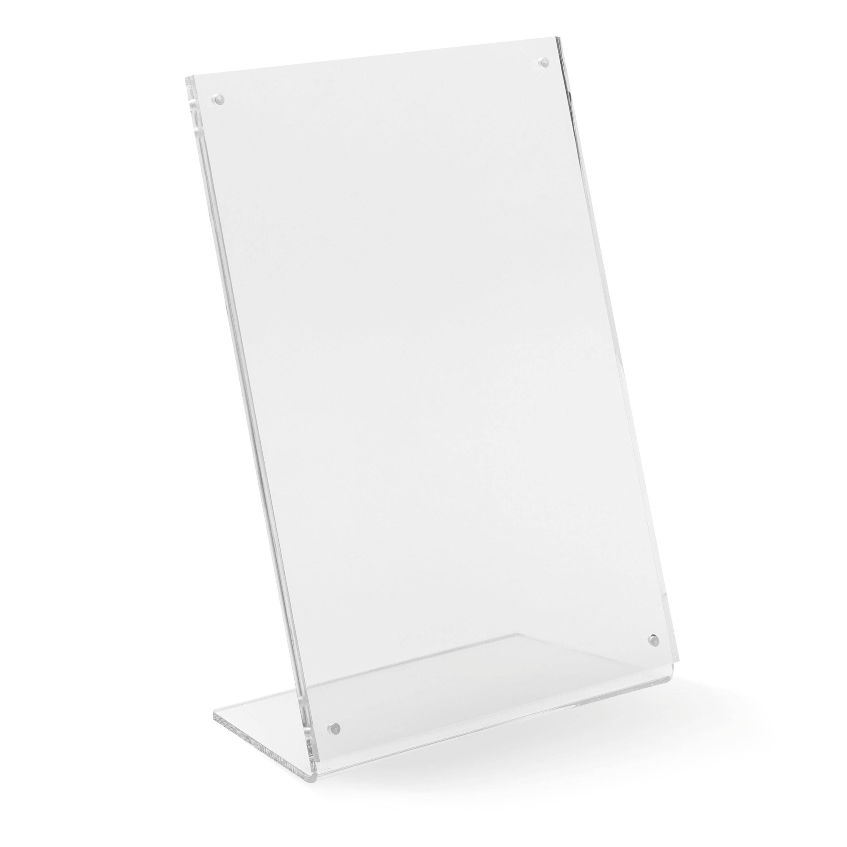 Ein klarer Acryl-Schilderhalter-Ständer mit leicht geneigter Rückseite, verwendet zum Anzeigen von Papier oder Karten auf einer ebenen Fläche.