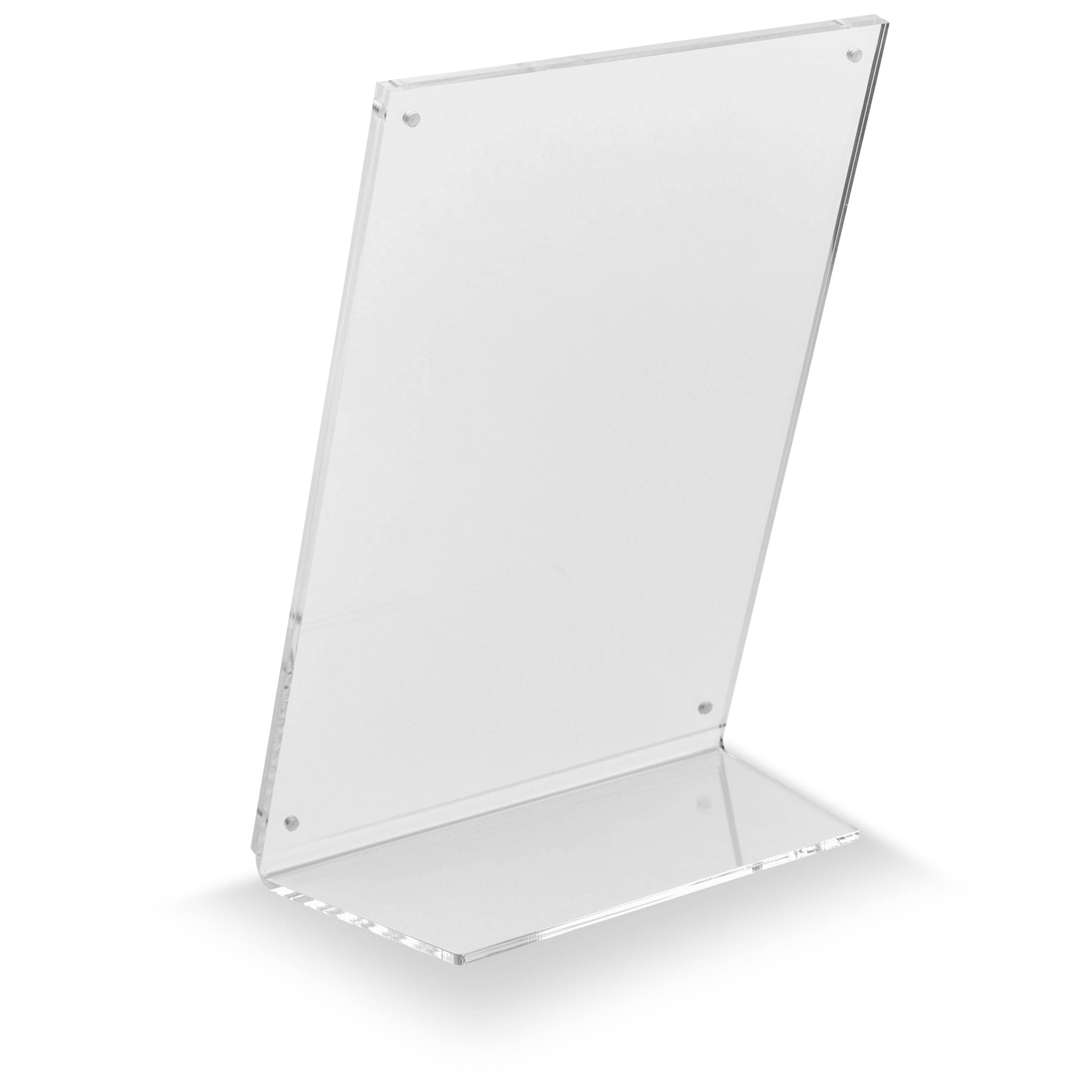 Ein transparenter Acrylschildhalter, der in einem Winkel angebracht ist und dazu konzipiert, Schilder oder Dokumente aufrecht auf einer ebenen Fläche zu präsentieren.