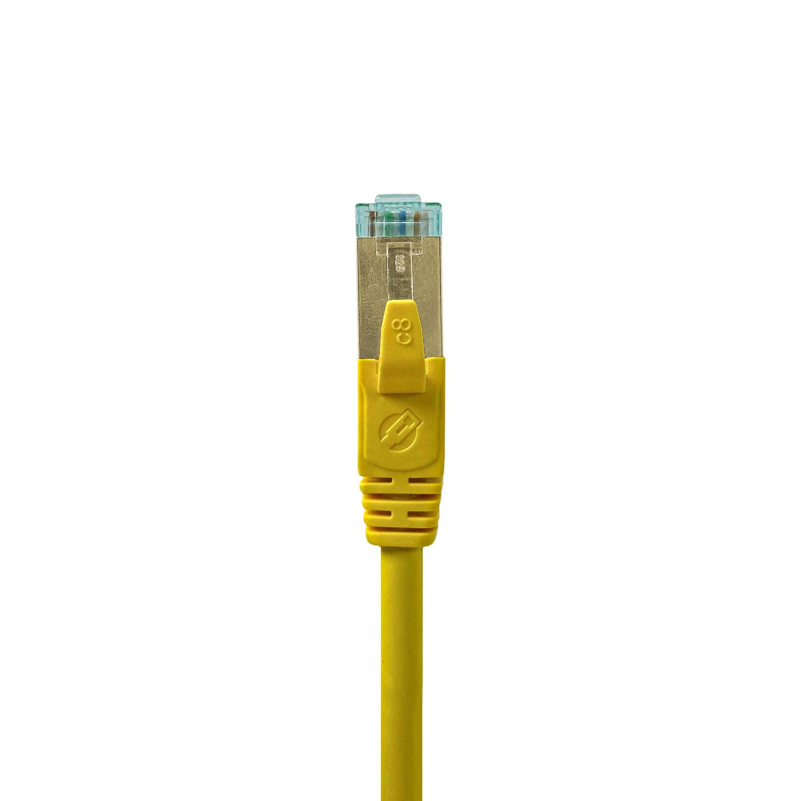 Ein gelbes Ethernet-Kabel mit einem transparenten Stecker wird aufrecht vor weißem Hintergrund gezeigt.