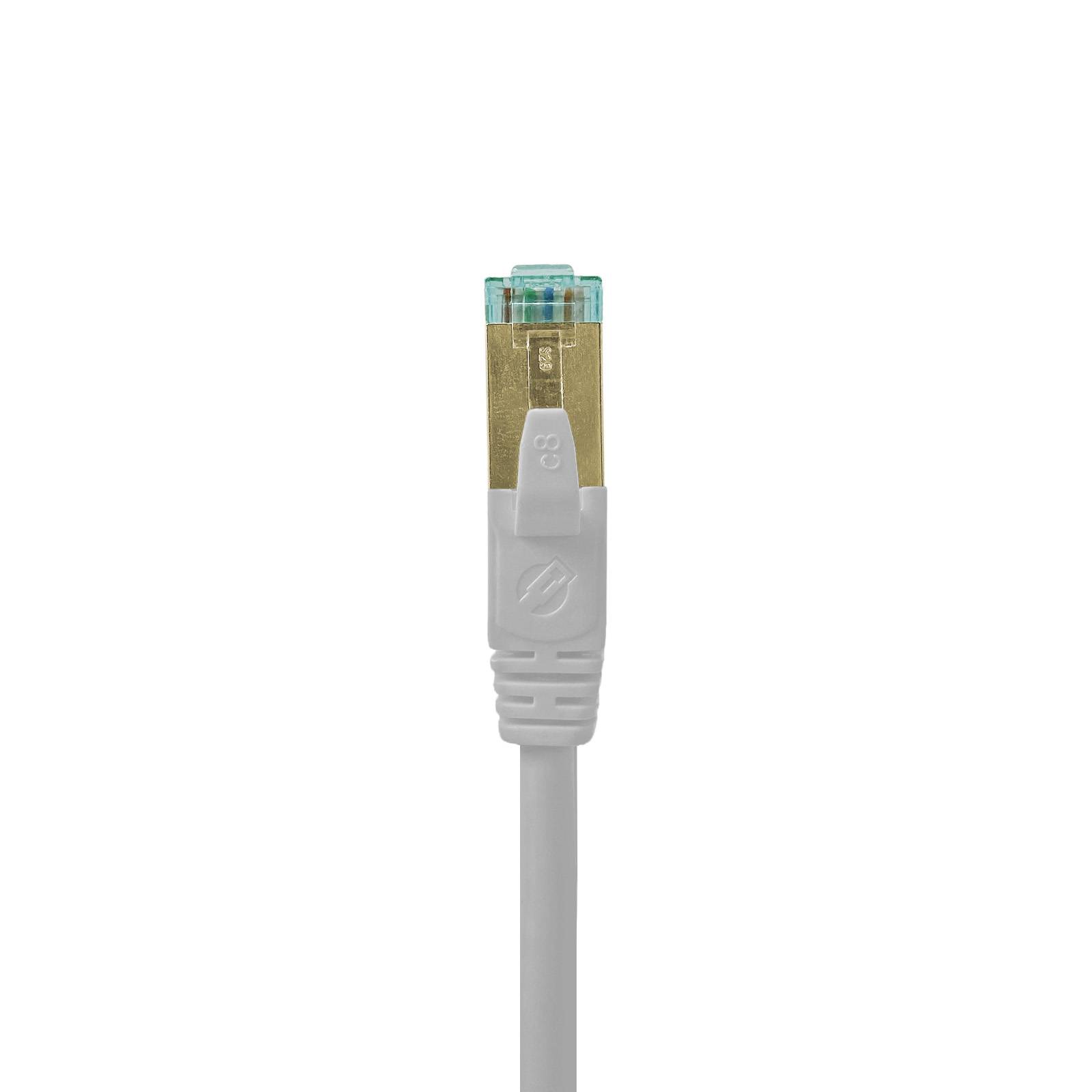 Ein weißes Ethernet-Kabel mit vergoldetem Stecker vor einem einfachen Hintergrund, das Datenübertragungsgeräte andeutet.