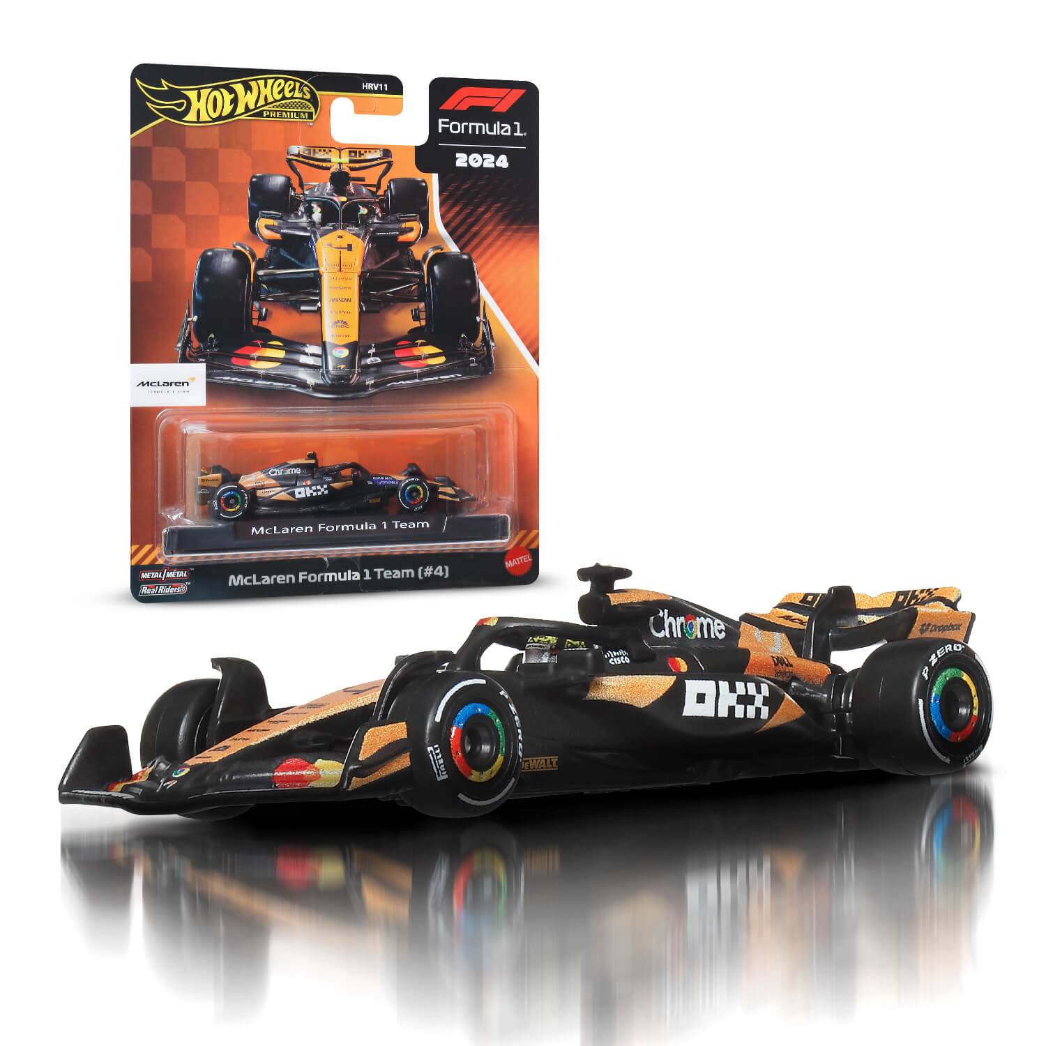 Ein Spielzeugmodell eines Formel-1-Autos in Schwarz und Orange, das vor seiner Verpackung ausgestellt ist. Auf der Verpackung steht 
