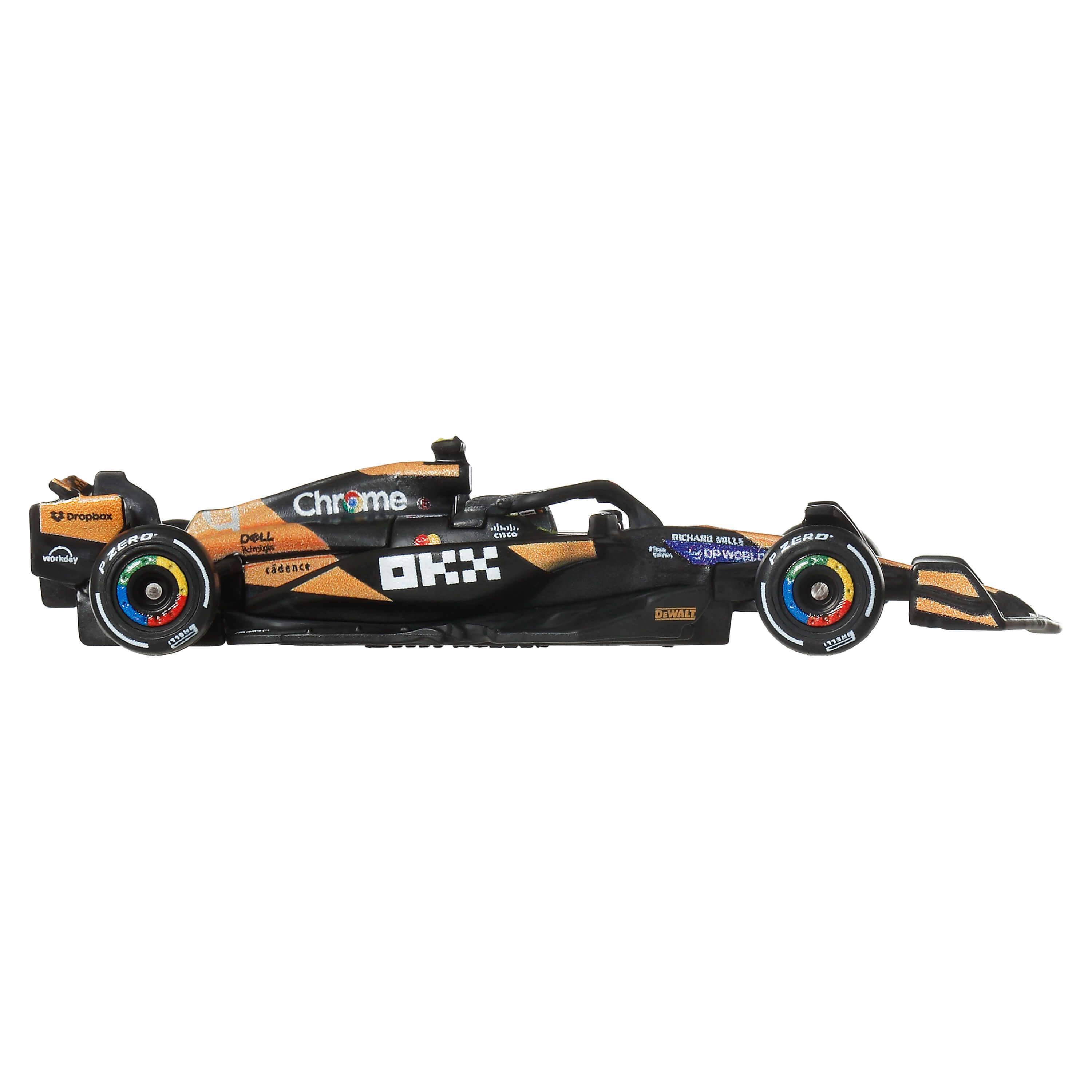 Ein Model-Formel-1-Rennwagen in Schwarz und Orange mit Logos, von der Seite betrachtet. Der Wagen verfügt über aerodynamische Designelemente.