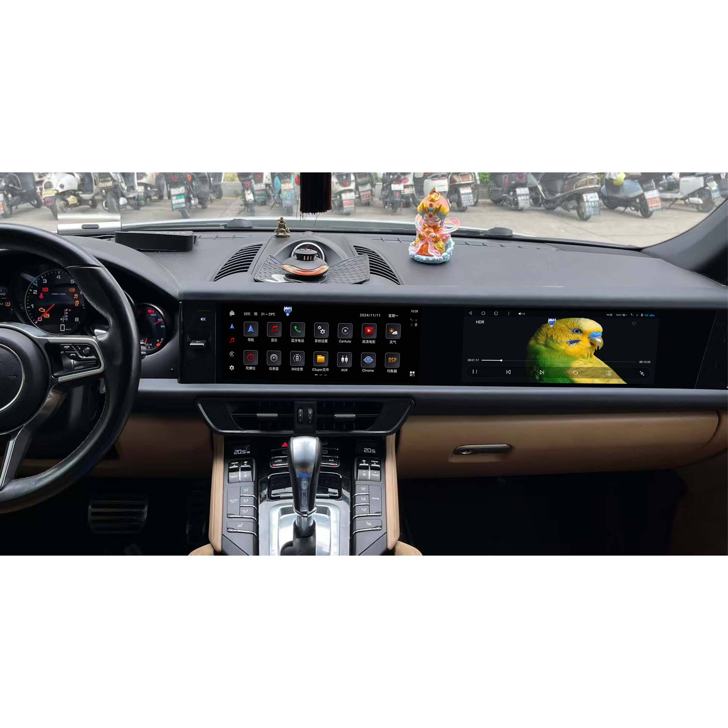 Das Armaturenbrett des Autos verfügt über zwei digitale Bildschirme, einer zeigt verschiedene Apps und Steuerelemente an und der andere zeigt ein Papageienbild.