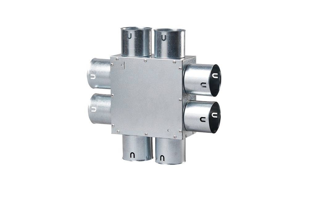 Ein sechsfach-HVAC-Kanalverbinder aus verzinktem Stahl, konstruiert für effiziente Luftverteilung über mehrere Kanäle in einem Belüftungssystem.