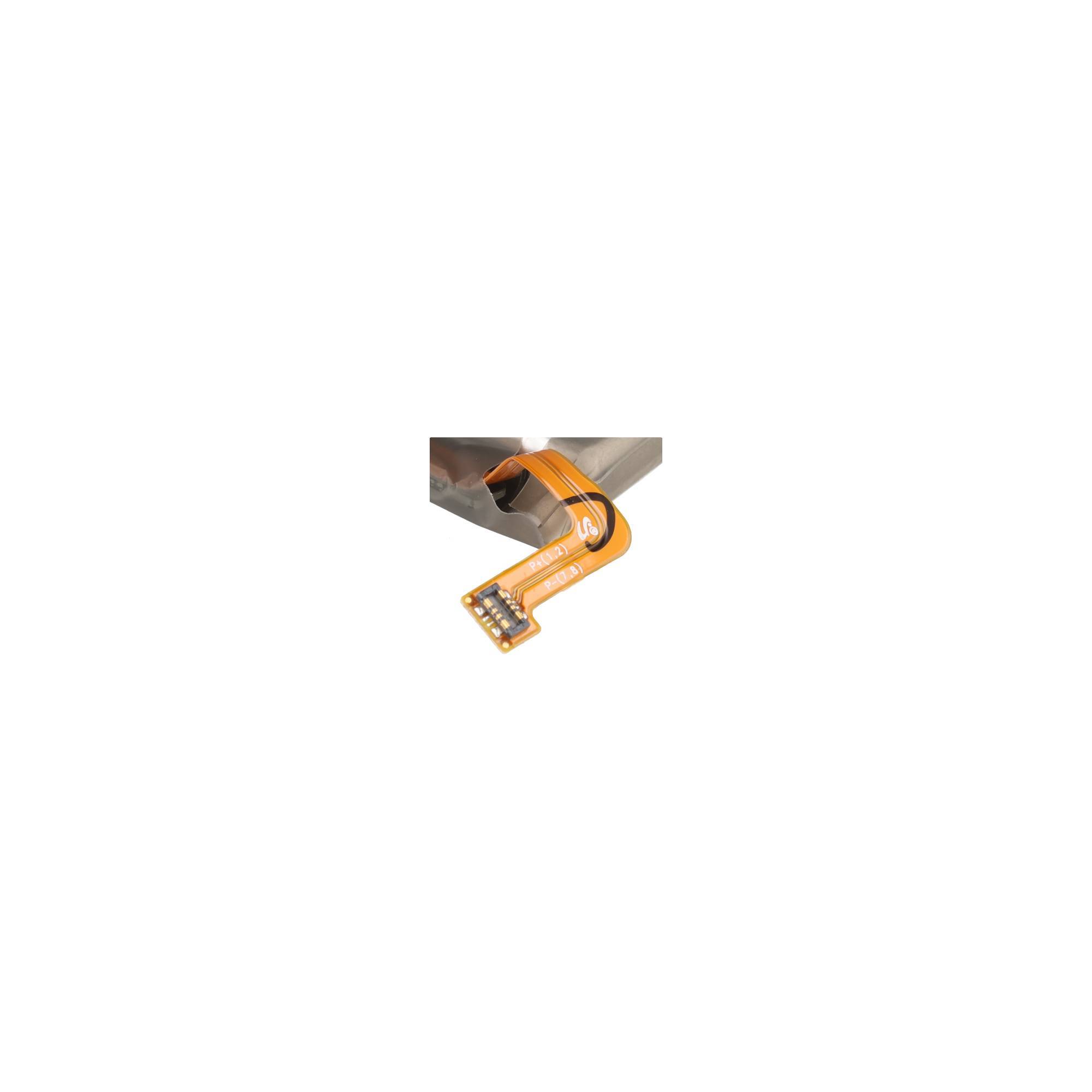 Nahaufnahme eines orangefarbenen flexiblen Flachbandkabels mit Stecker, das von einer Metallpinzette gehalten wird.