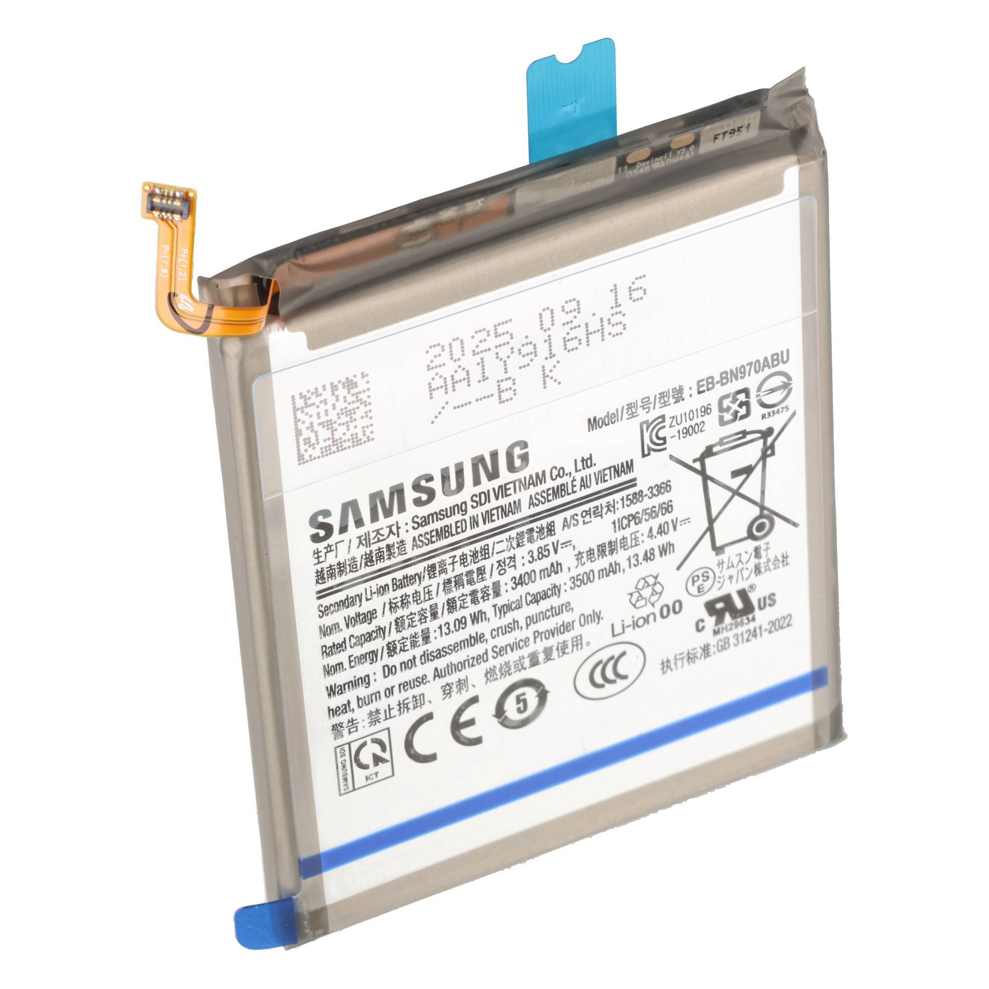 Samsung-Smartphone-Lithium-Ionen-Akkupack mit Bandverbinder und bedrucktem Etikett, isoliert auf weißem Hintergrund dargestellt.